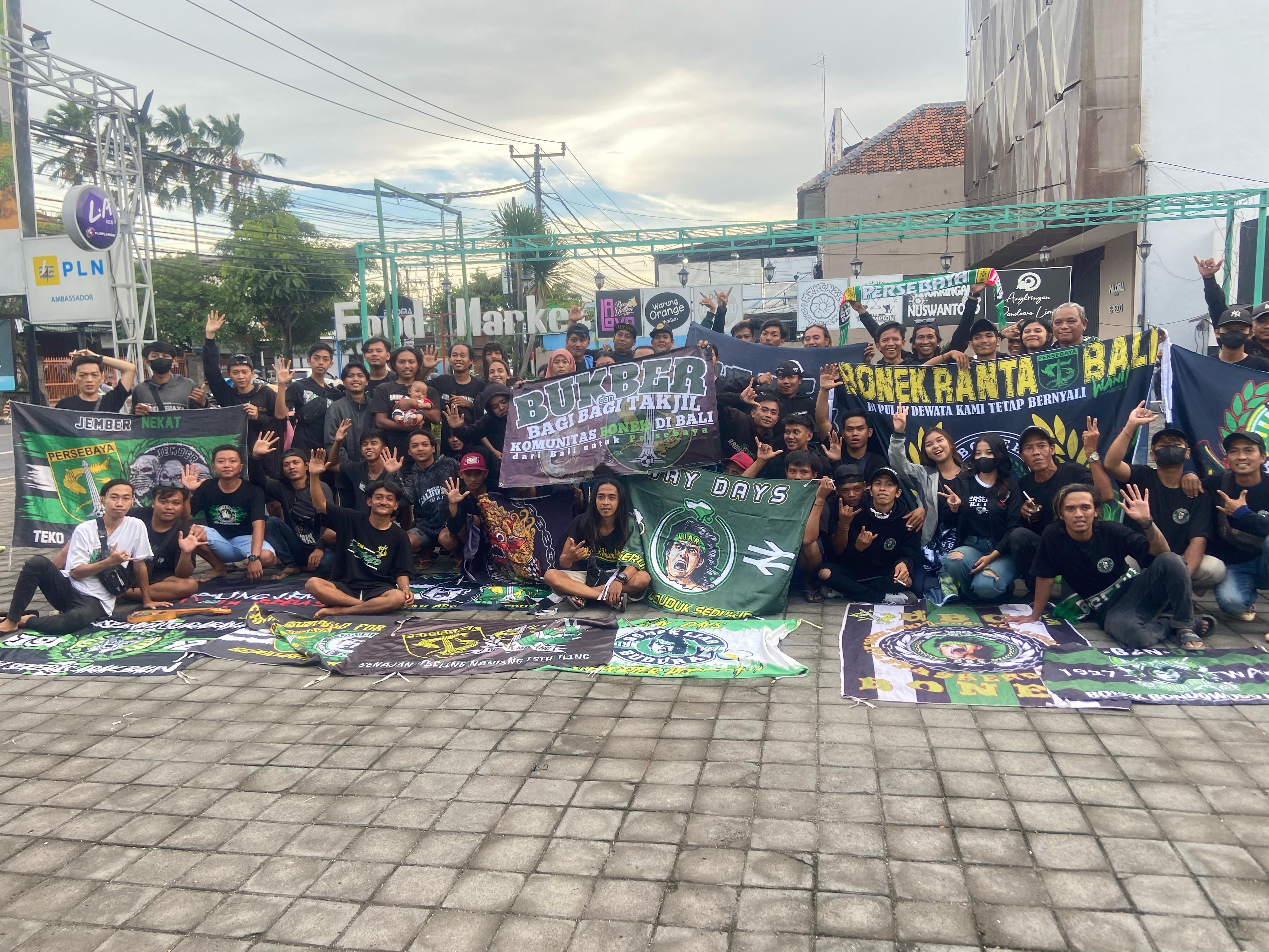 Peduli terhadap Sesama, Komunitas Bonek Bali Berbagai Takjil di Denpasar