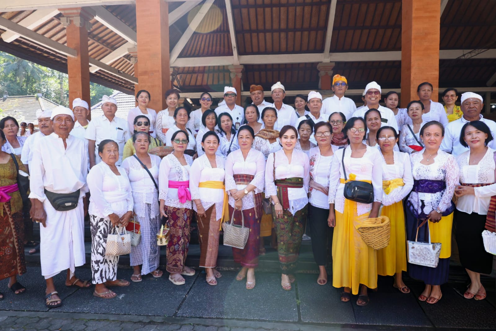 Ny. Antari Jaya Negara dan Ratusan Lansia Kecamatan Denut dan Dentim Tirta Yatra di Pura Tirta Empul