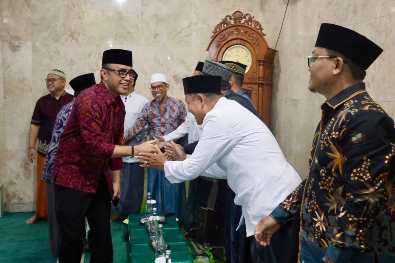 Wali Kota Jaya Negara Hadiri Buka Puasa Bersama di Masjid Al-Ikhlas Denbar