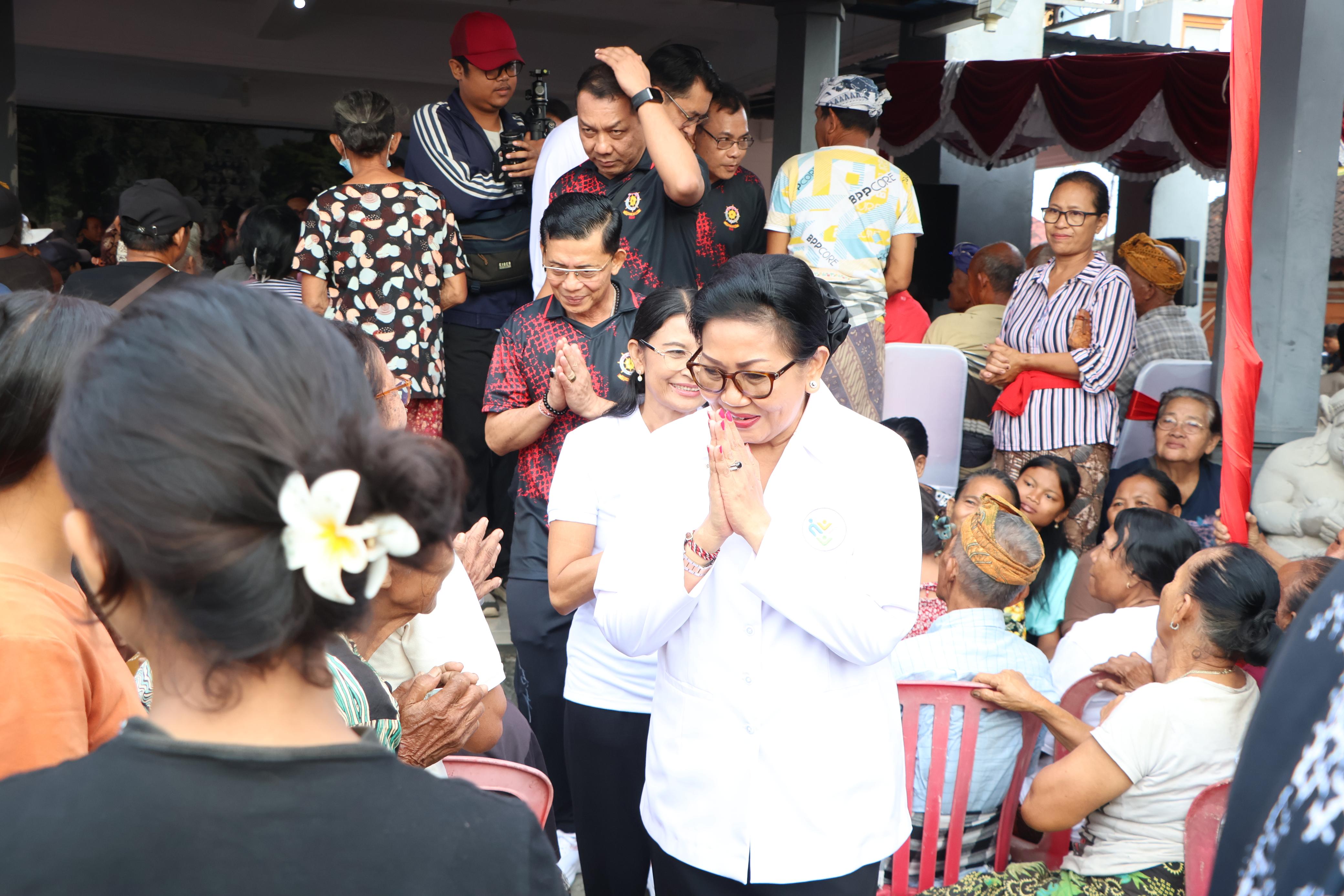 Turun ke Desa Pesinggahan, Ny. Putri Koster Ingatkan Posyandu Bukan Sekadar Timbang Bayi