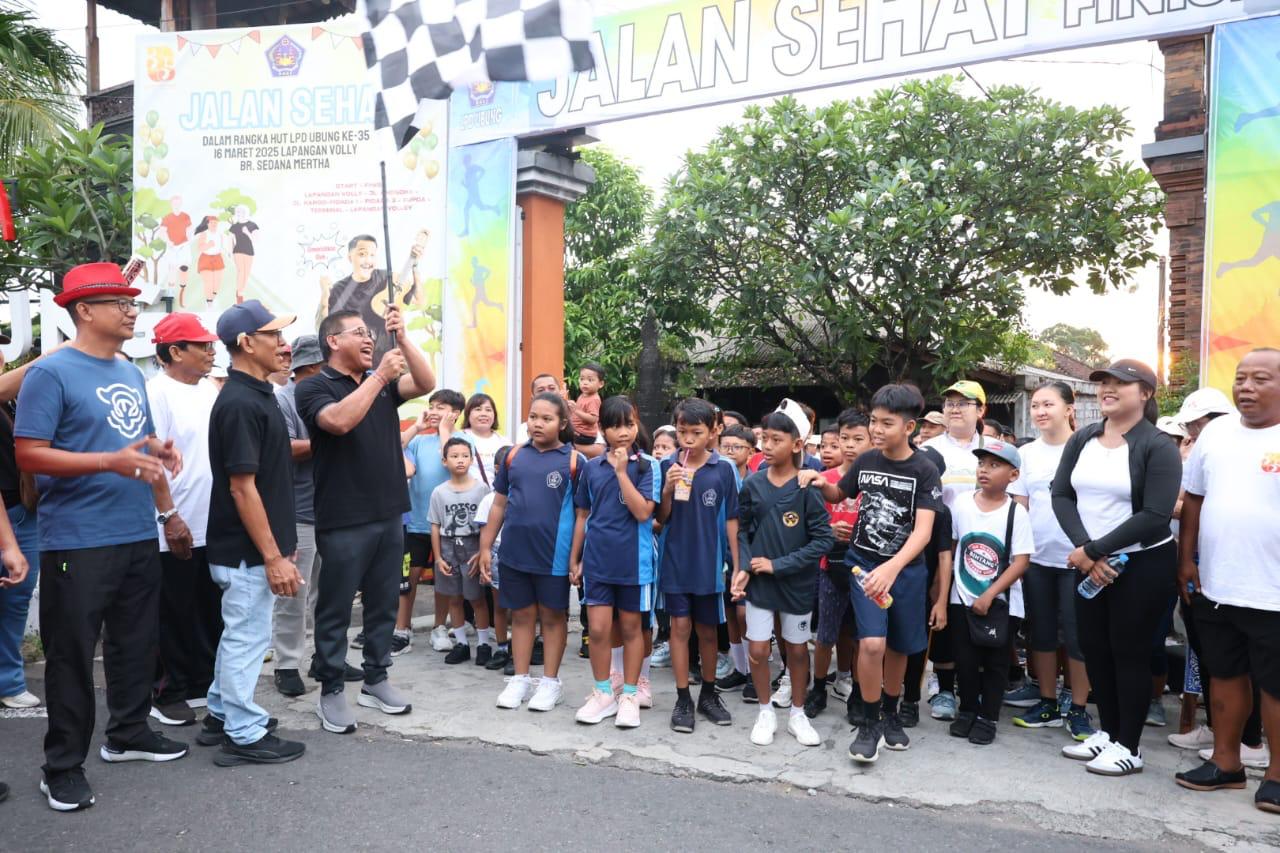 Sekda Alit Wiradana Lepas Jalan Sehat Serangkaian HUT ke-35 LPD Desa Adat Ubung