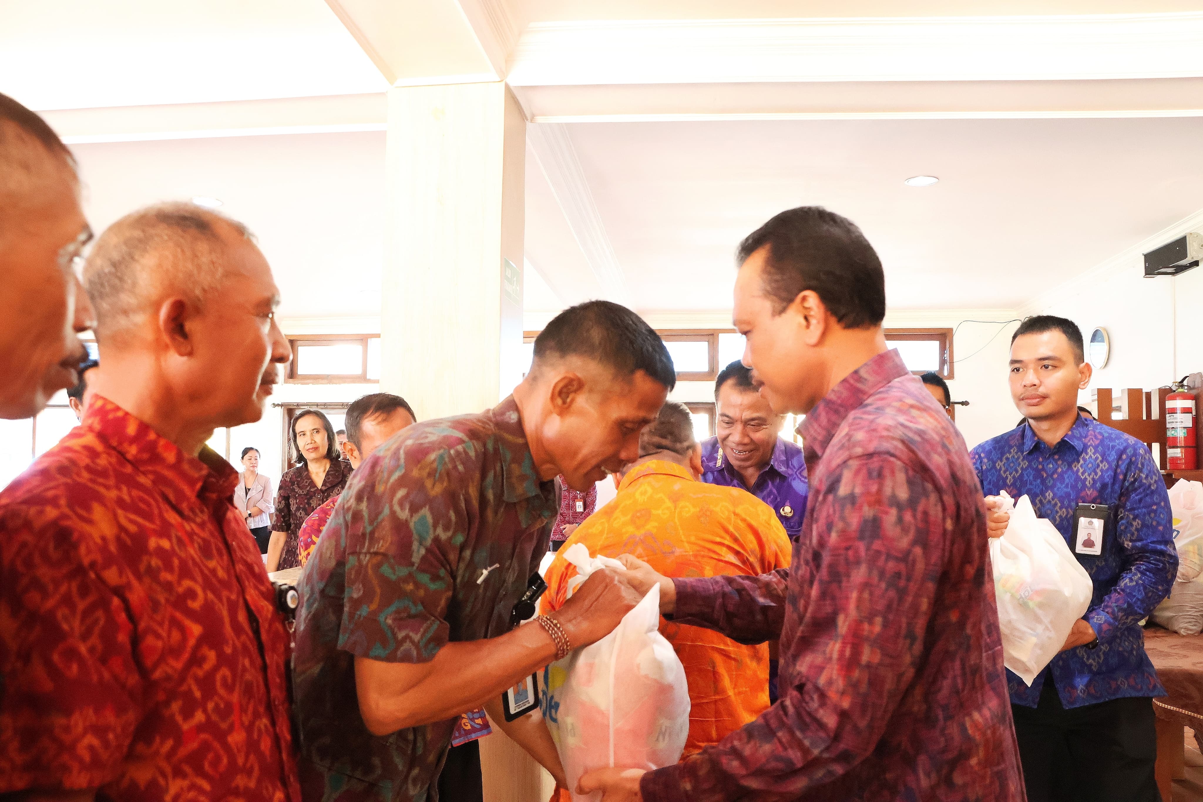 Sekda Bali Serahkan Bantuan Sembako bagi PNS Golongan I dan II yang Memasuki Masa Pensiun