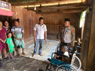 Kapolres Manggarai Timur Berikan Bantuan Kursi Roda kepada Penyandang Disabilitas