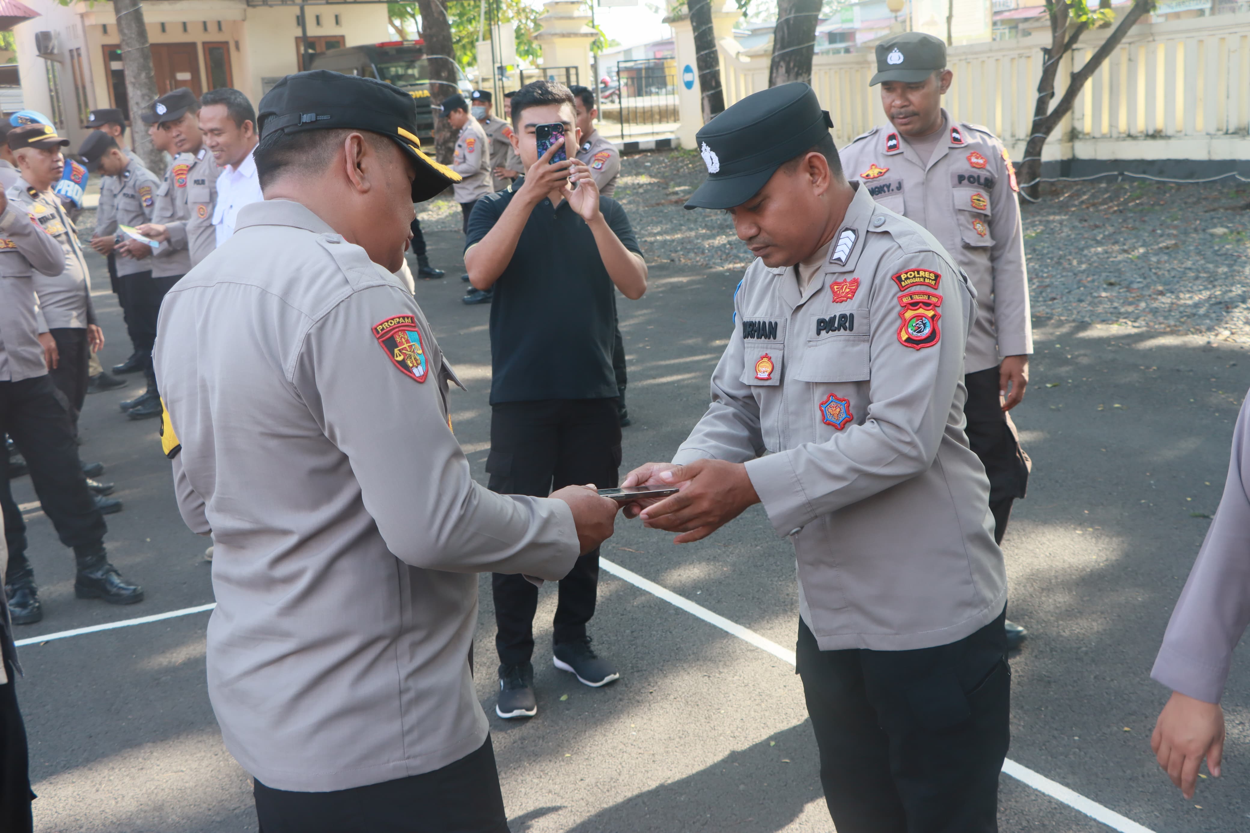 Cegah Judi Online, Propam Periksa Penggunaan Handphone Anggota Polres Mabar