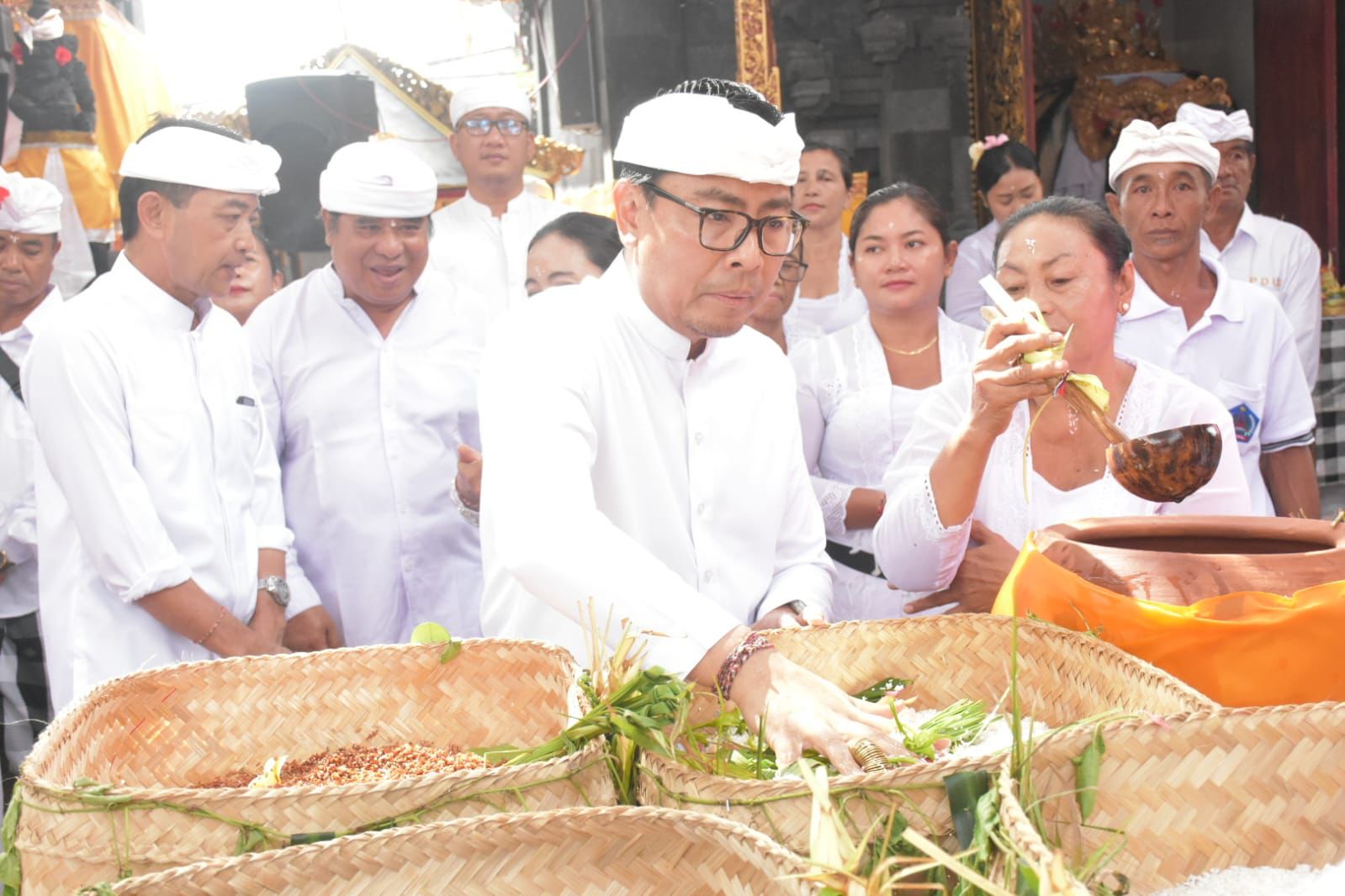 Wawali Arya Wibawa Hadiri Upacara Ngingsah Serangkaian Karya di Pura Dalem Pejarakan Ulun Lencana