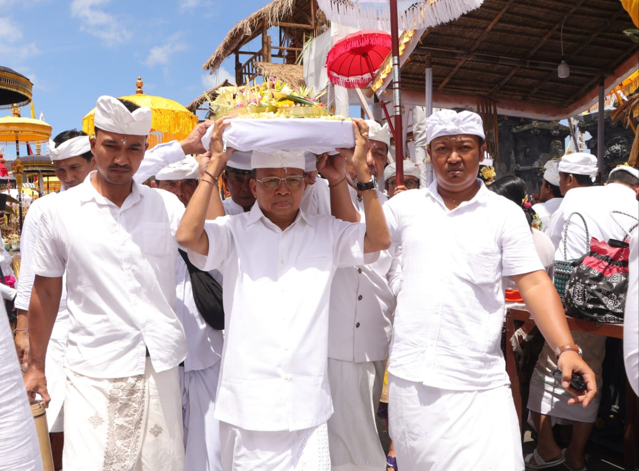 Puncak Karya Ida Bhatara Turun Kabeh (IBTK) 2025 Berlangsung Khidmat, Gubernur Koster Pimpin Prosesi Dan Mundut Pralingga Ida Bhatara Lingsir