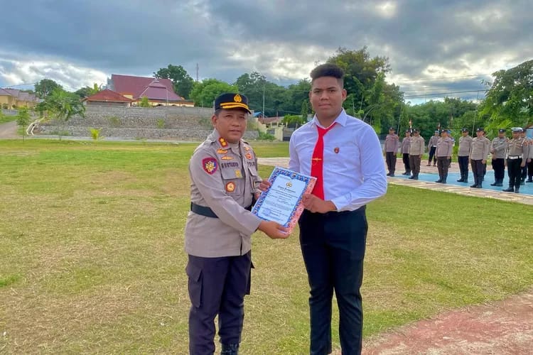 Raih Juara 1 Ajang Kejuaraan Nasional Karate Kapolri Cup 2024, Anggota Polres Matim Terima Penghargaan dari Kapolda NTT