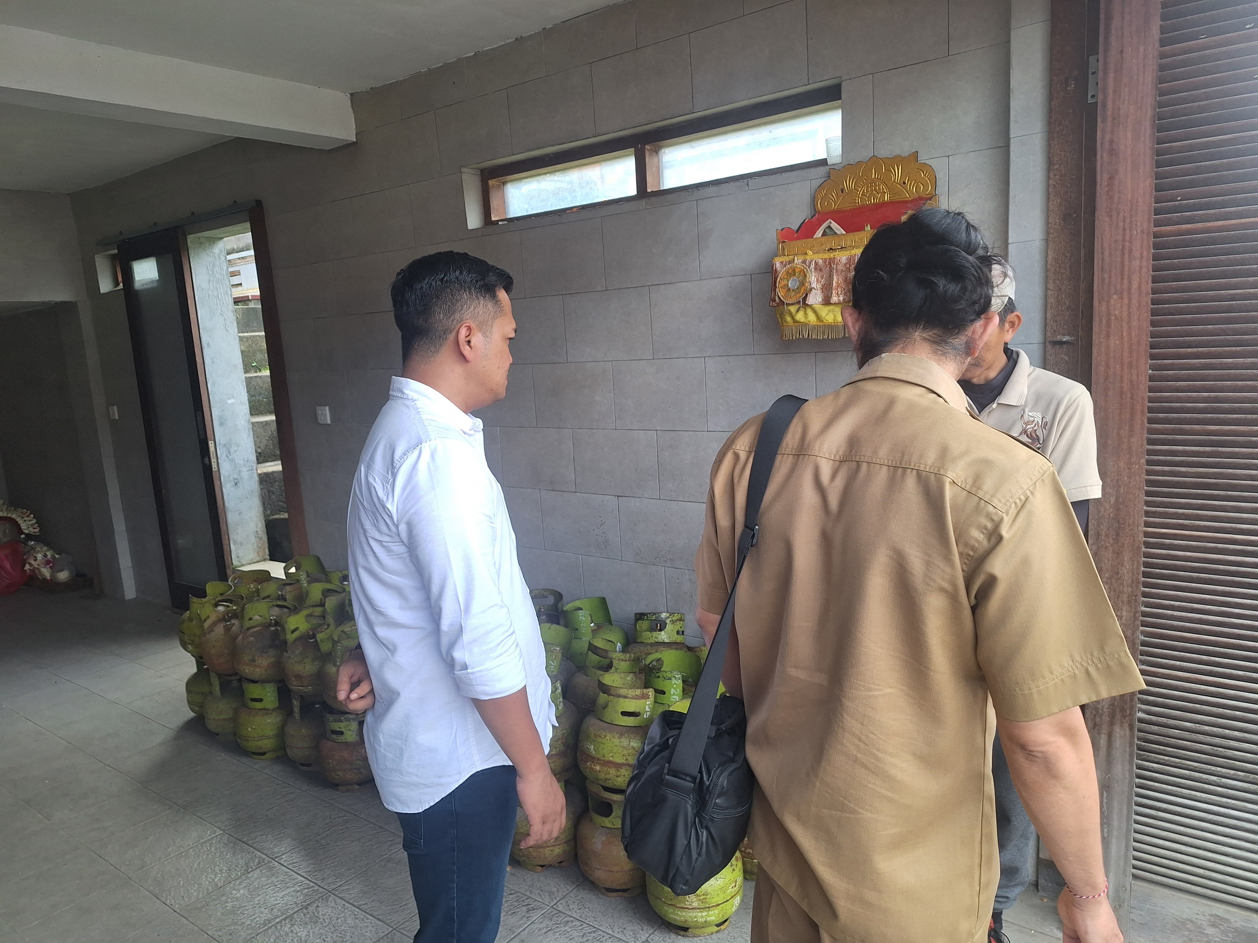 Tindaklanjuti Laporan Masyarakat dan Jelang Hari Raya Galungan dan Kuningan, Tim Pengawas Terpadu Disperindag Provinsi Bali Sidak LPG 3 Kg di Kabupaten Bangli