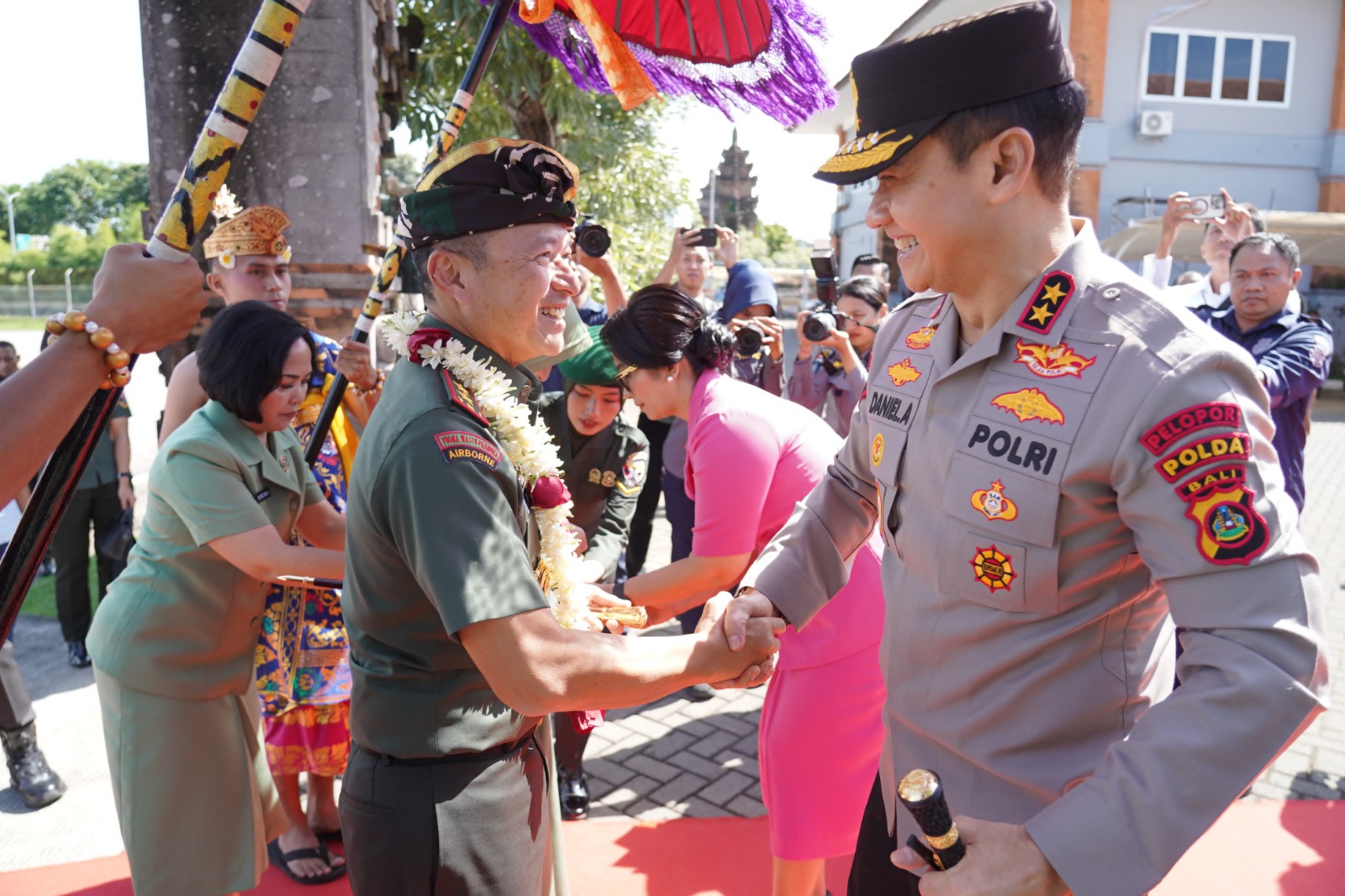 Pangdam IX/UDY Mayjen TNI Piek Budyakto Disambut Tradisi Tepung Tawar