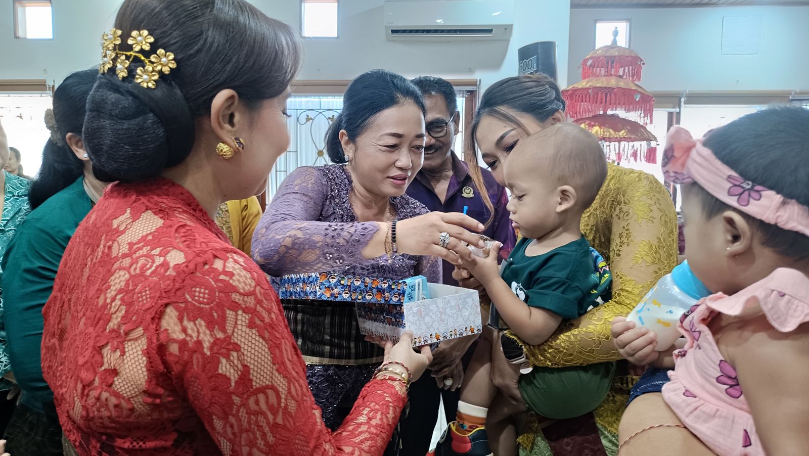 Ny. Antari Jaya Negara Hadiri Lomba Balita Sehat Desa Sumerta Kelod Serangkaian Peringatan Hari Kartini