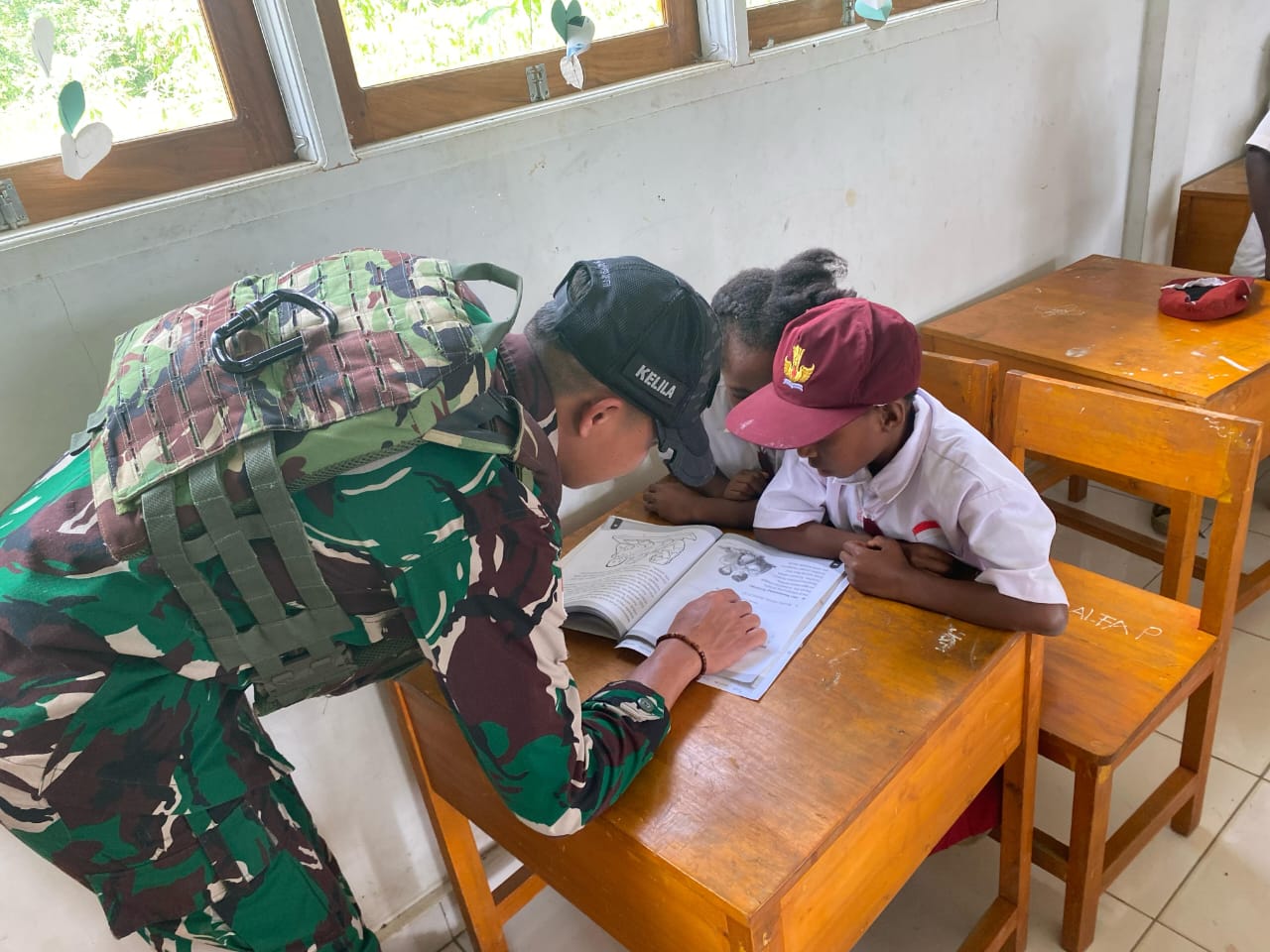 Wujudkan Generasi Hebat, Satgas Yonif 641/Bru Bantu Jadi Tenaga Pendidik di SD Kelila