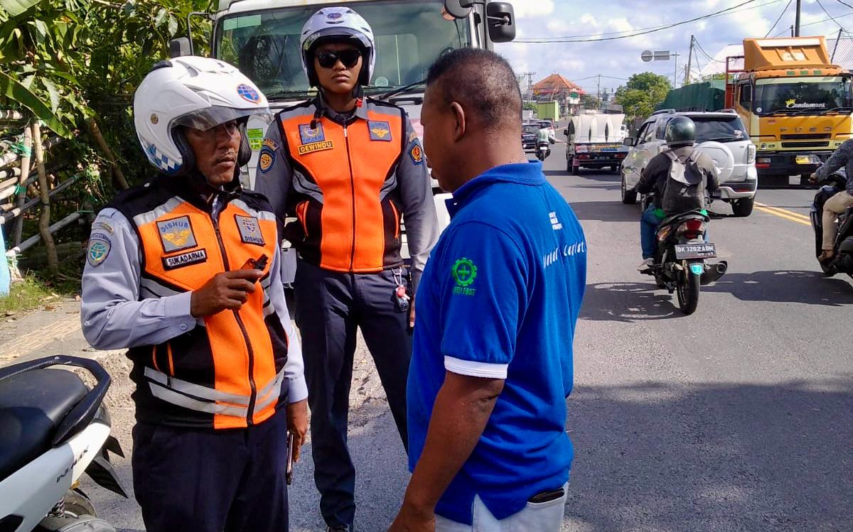 Dishub Denpasar Tertibkan Truk Parkir Sembarangan di Kawasan Jalan Cargo