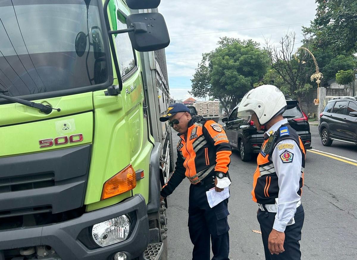 Membandel, Dishub Denpasar Kembali Tertibkan Truck Parkir di Jalan Cargo
