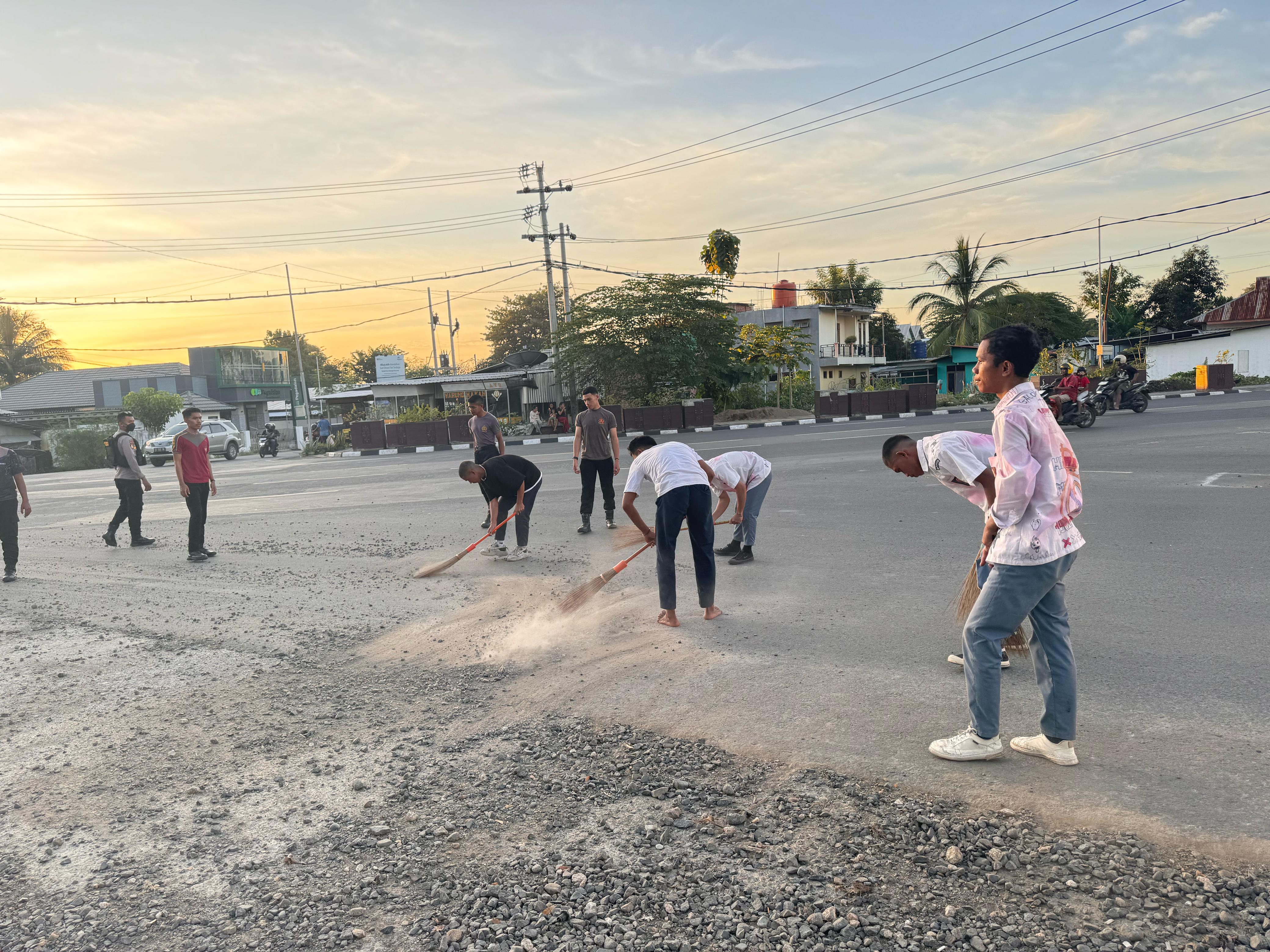 Nekat Konvoi, Para Pelajar Dihukum Bersihkan Material Pasir dan Batu Kerikil di Jalan Raya