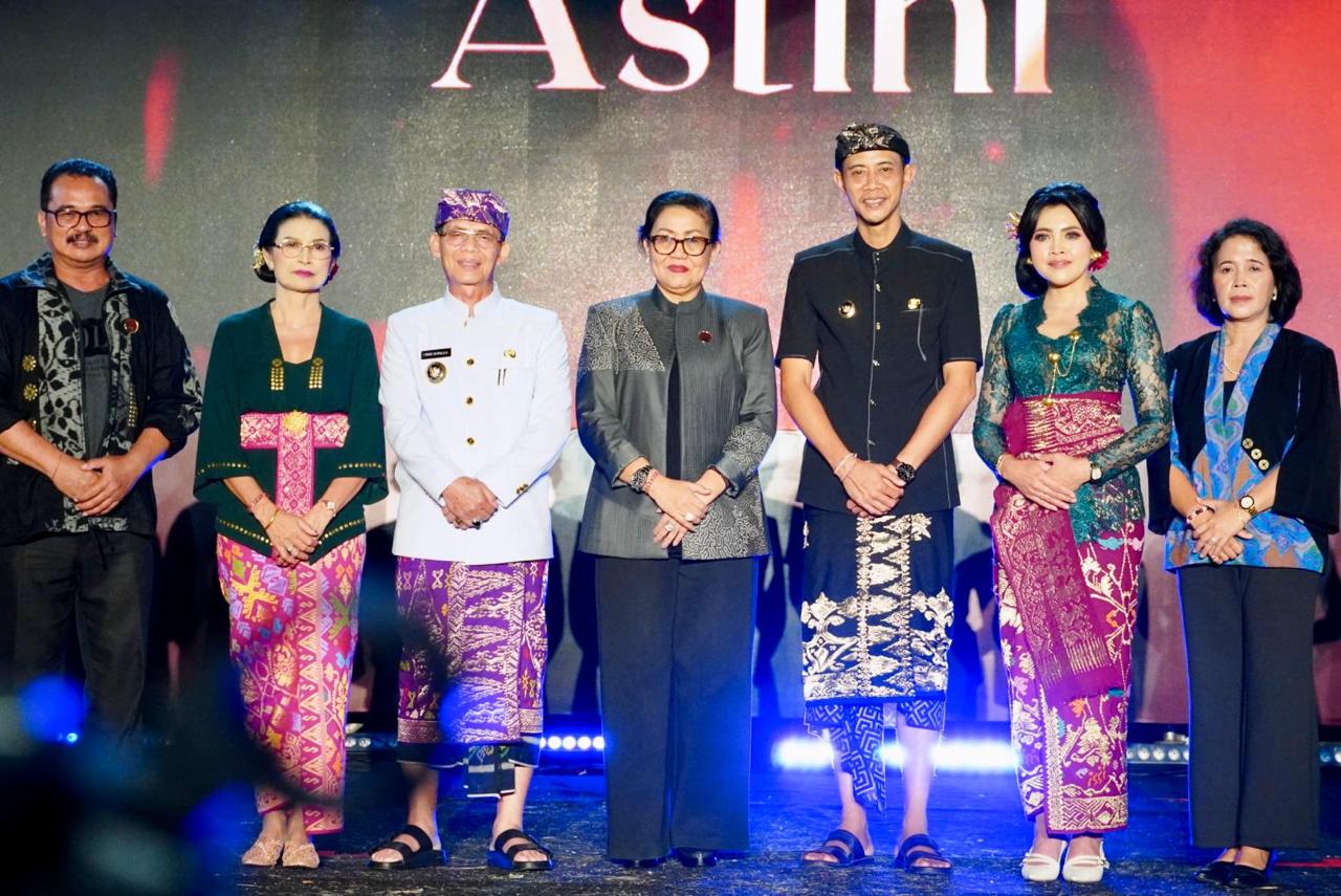 Hadiri Fashion Show Semarapura Festival ke-7, Ny. Putri Koster Dorong Masyarakat Cintai Kain Tenun Tradisional