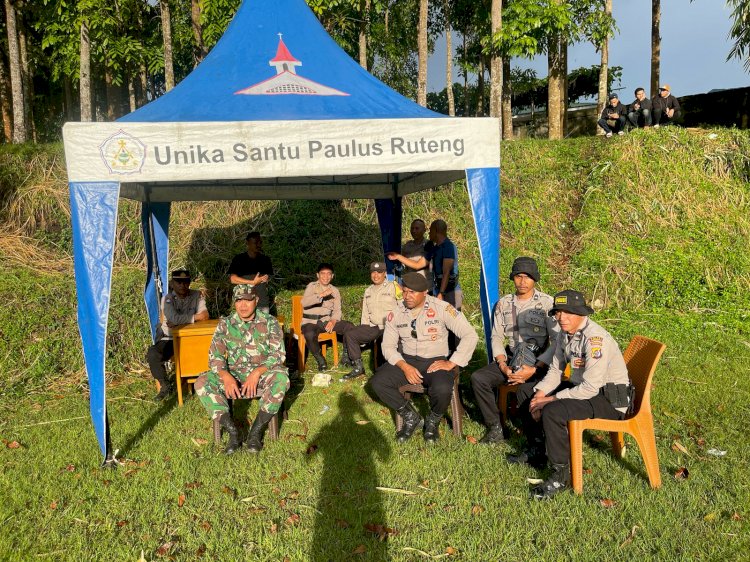 Personel Polres Manggarai Amankan Turnamen Bola Kaki dan Bola Voli Dies Natalis ke-66 Unika St. Paulus Ruteng