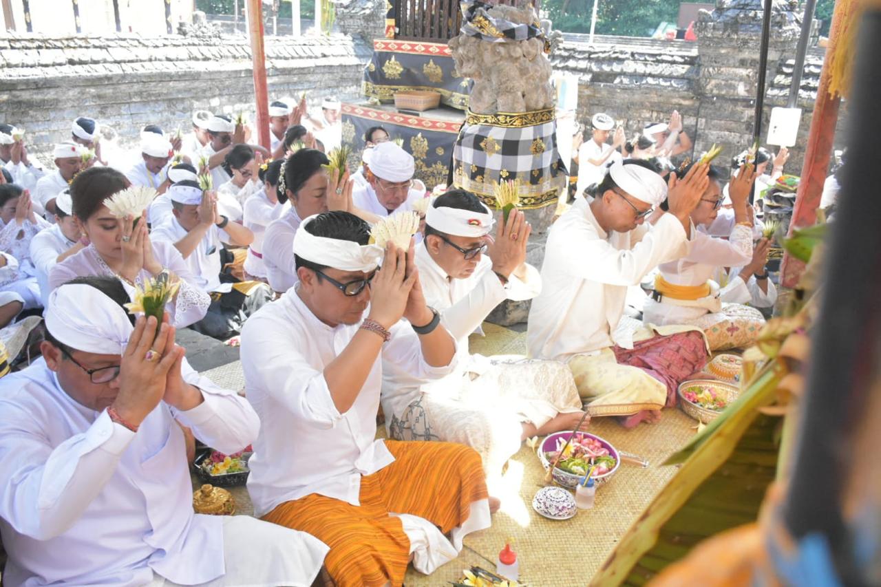 Wali Kota Jaya Negara Ngaturang Bhakti Pujawali di Pura Dalem Sakenan, Ida Bhatara Nyejer Hingga 6 Mei