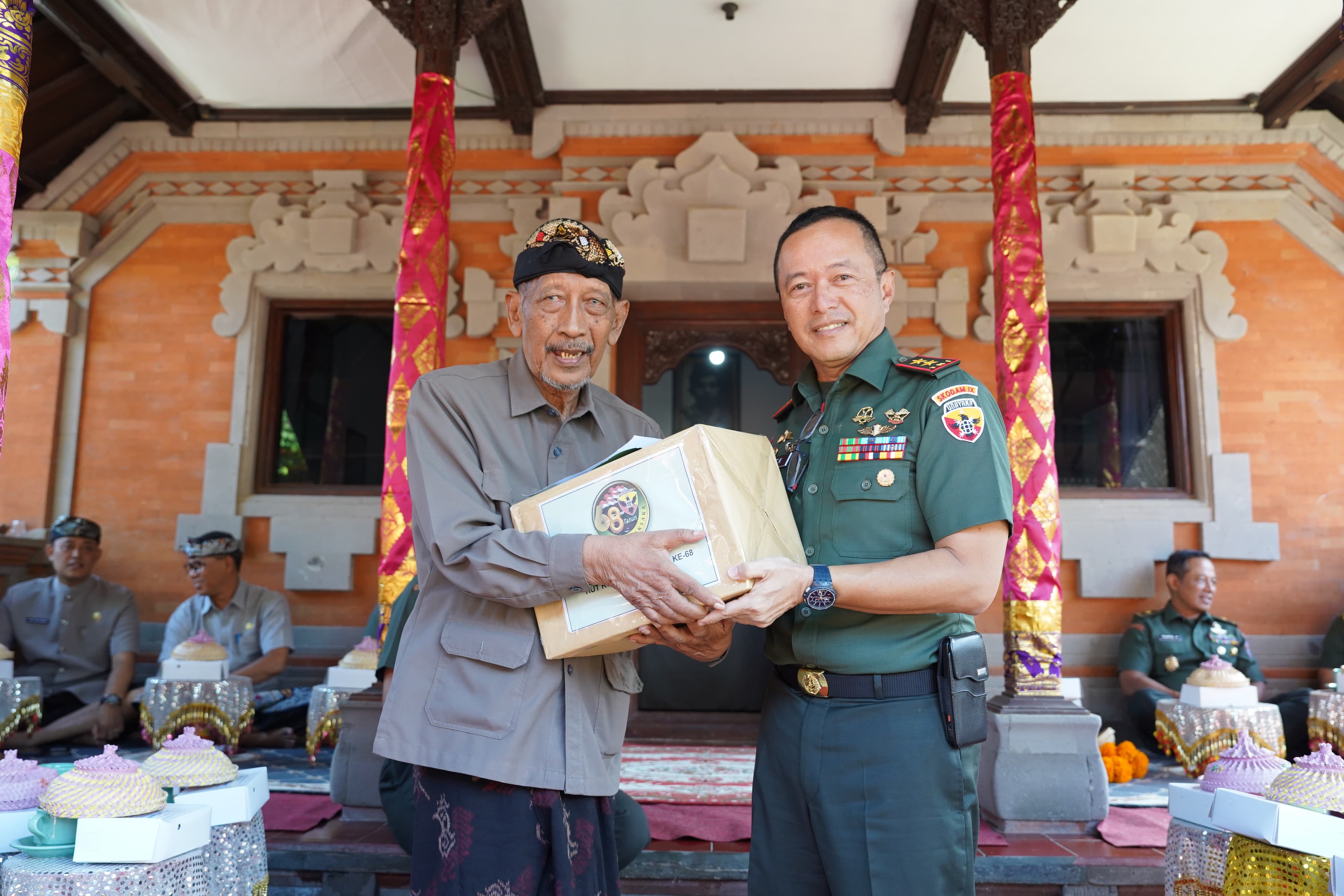 Pangdam IX/UDY Mayjen Piek Budyakto Anjangsana ke Puri Pahlawan I Gusti Ngurah Rai