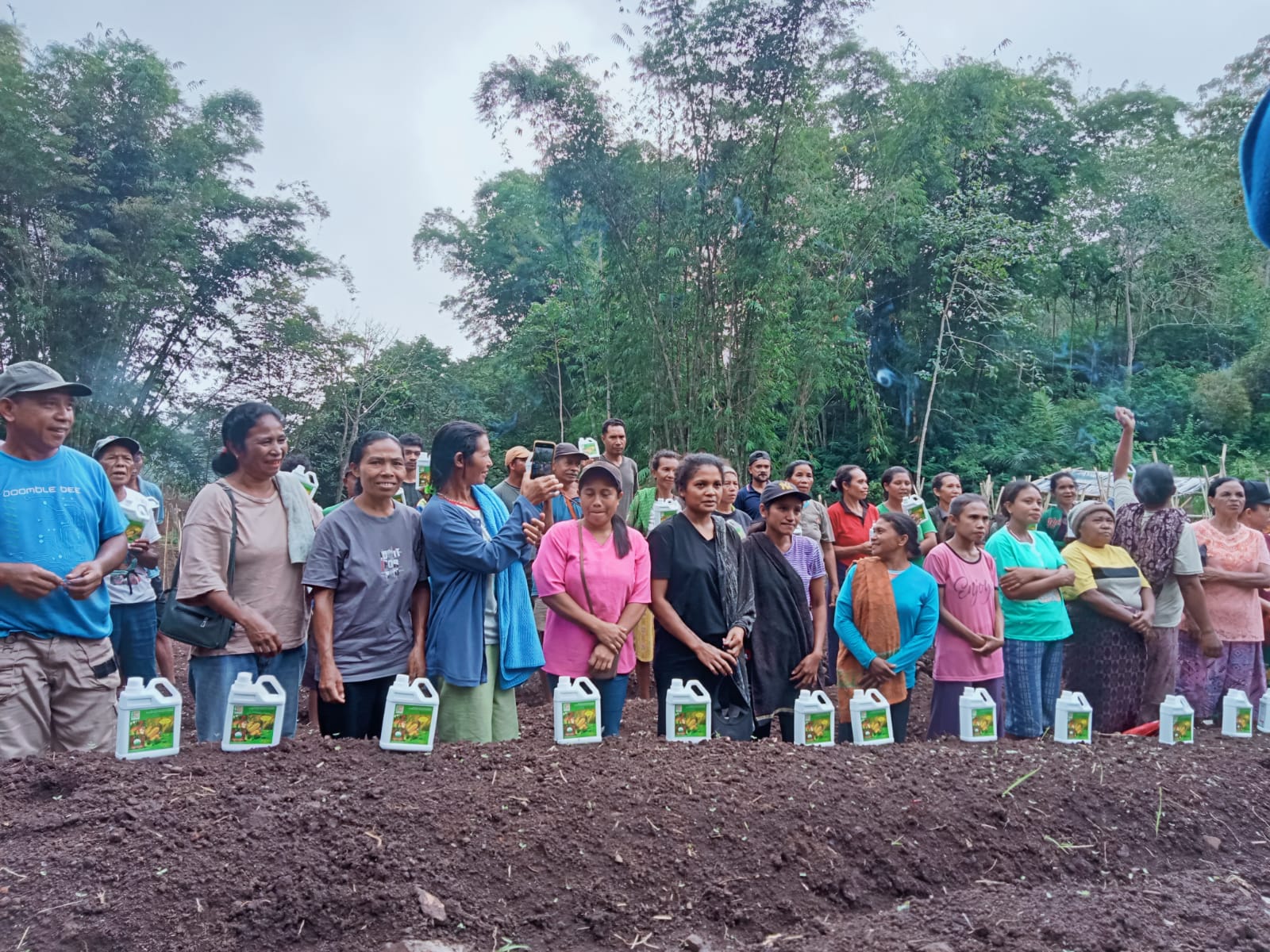 Pemdes Mbengan Gelar Pembagian Pupuk Biobost dan Sosialisasi Untuk Mendukung Program Makan Gizi Gratis