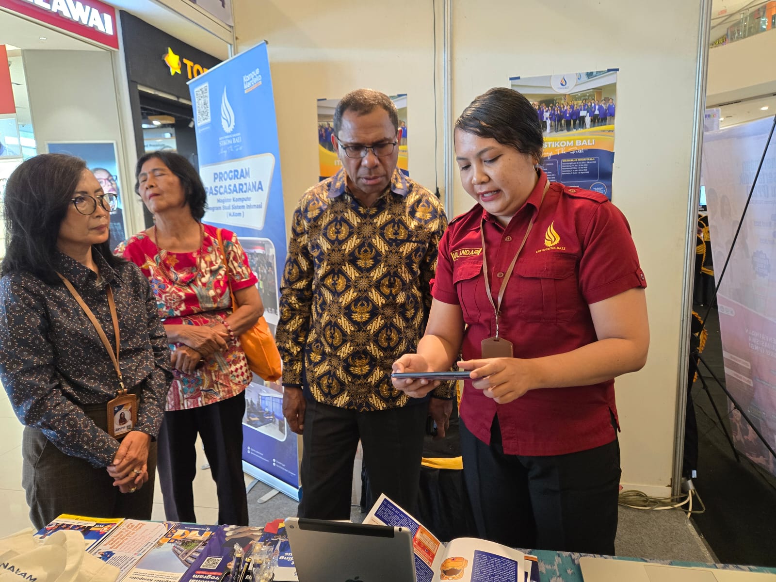 ITB STIKOM Bali Kenalkan Agung ARMED di Bali Nusra Education Fair 2025, Inovasi Brosur Interaktif Berbasis Augmented Reality untuk Edukasi Kebencanaan