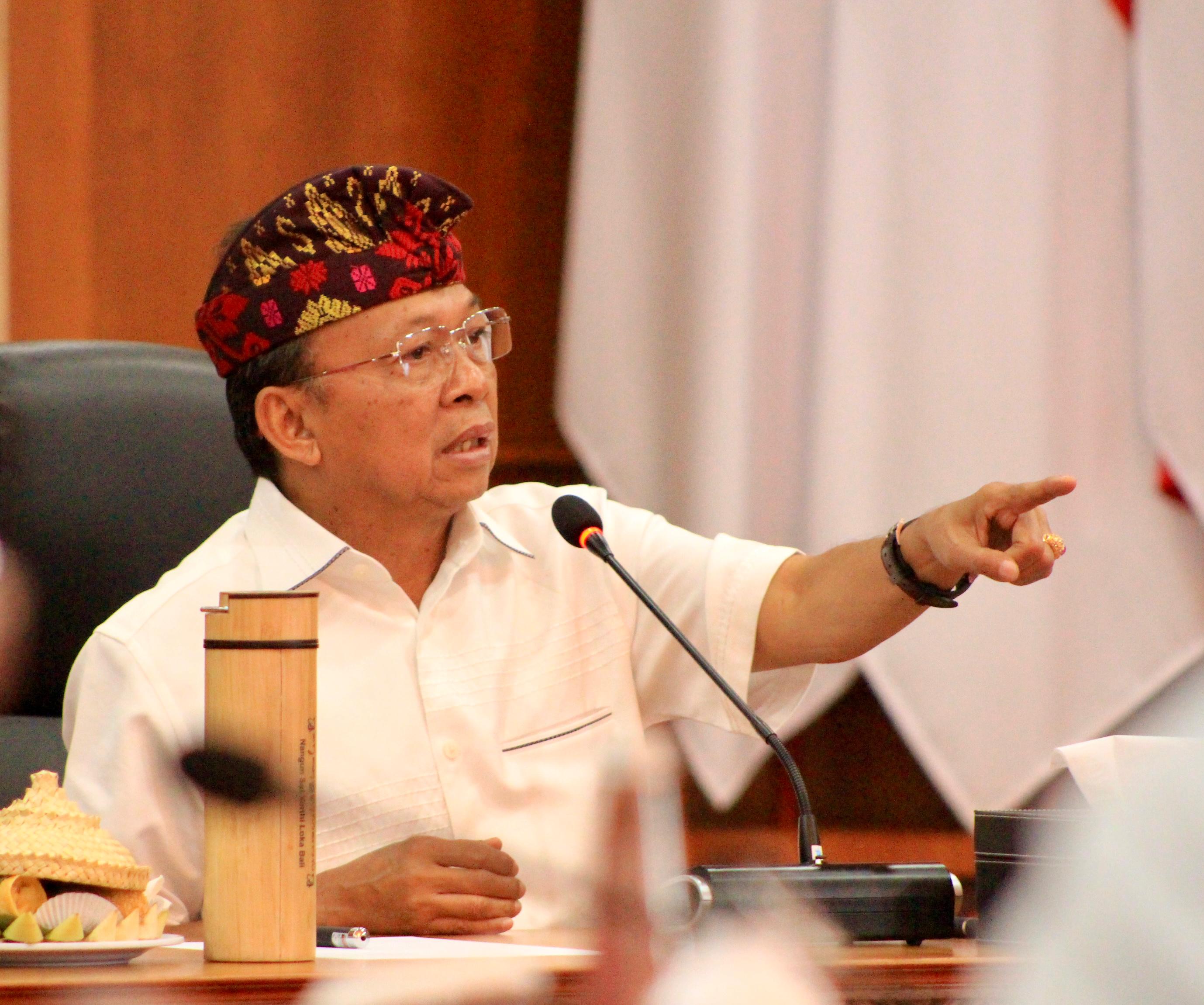 Kumpulkan Produsen, Gubernur Koster Minta Stop Produksi AMDK Plastik dibawah 1 Liter, Januari 2026 Bali harus Bersih