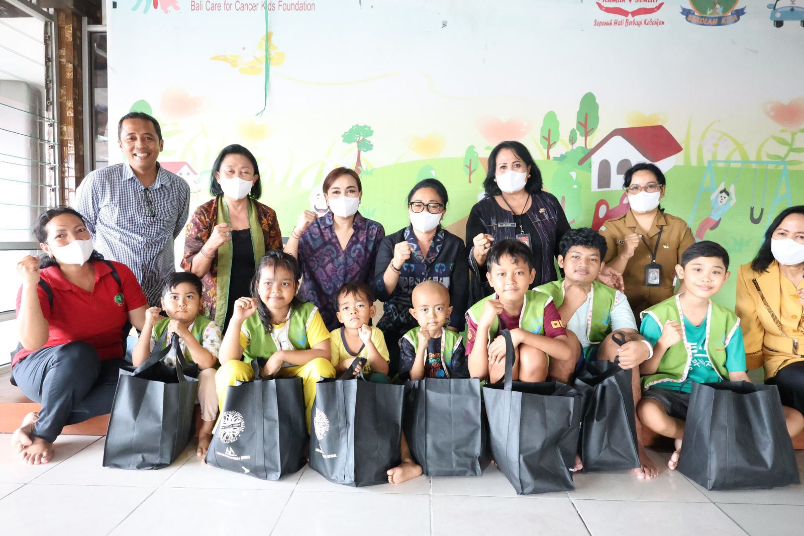 Ny. Antari Jaya Negara Salurkan Bantuan CSR Tiara Dewata Group Kepada Yayasan Peduli Kanker Anak Indonesia