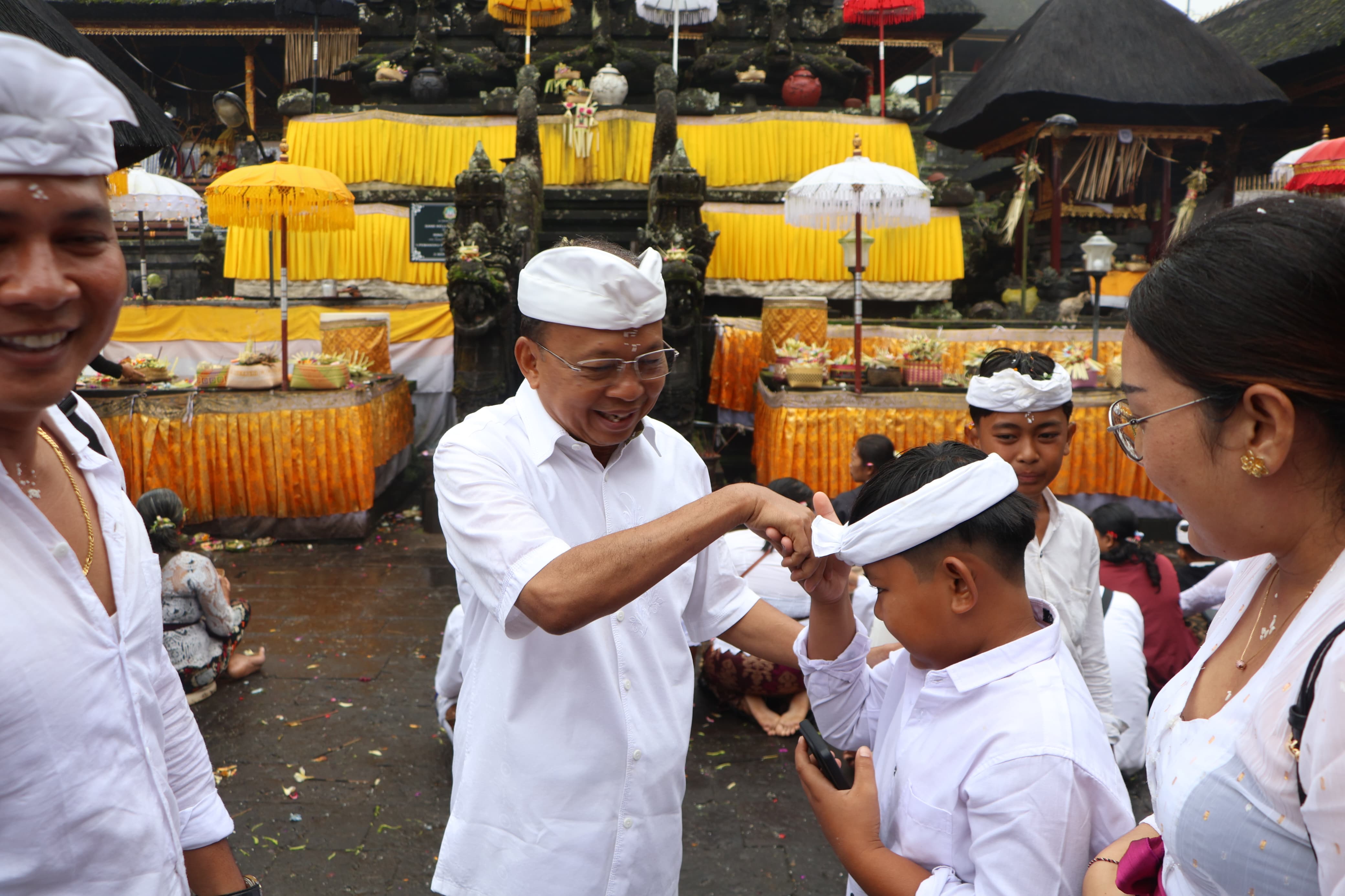 Gubernur Koster Ngayah Mainkan Gamelan di Pura Besakih Tepat Perayaan Tumpek Krulut, Bukti Kedekatan Pemimpin dan Masyarakat