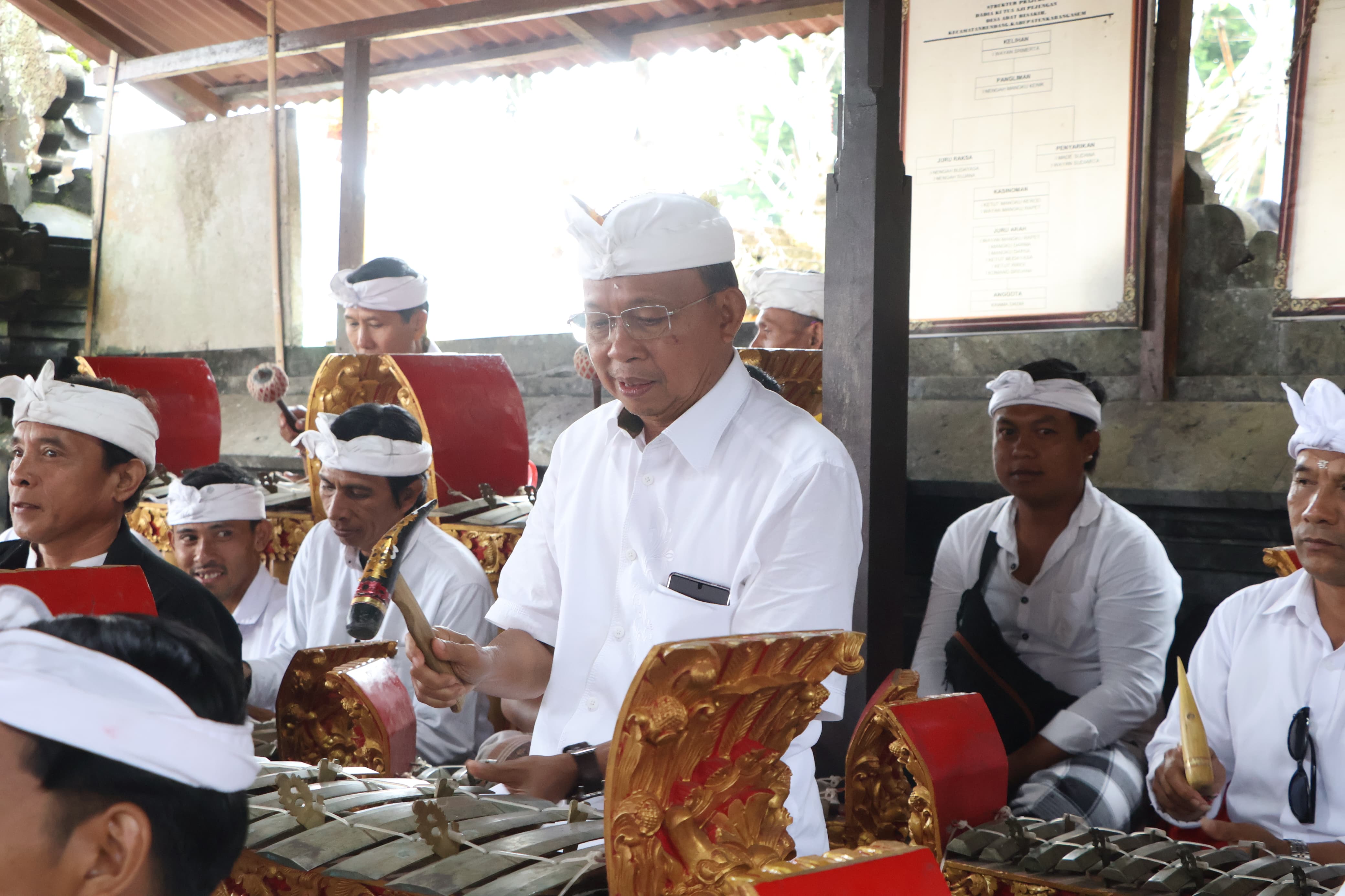 Cinta dan Budaya Menyatu saat Tumpek Klurut, Gubernur Koster Berbagi Tali Kasih untuk Pelajar dan Penyandang Disabilitas di Ardha Candra