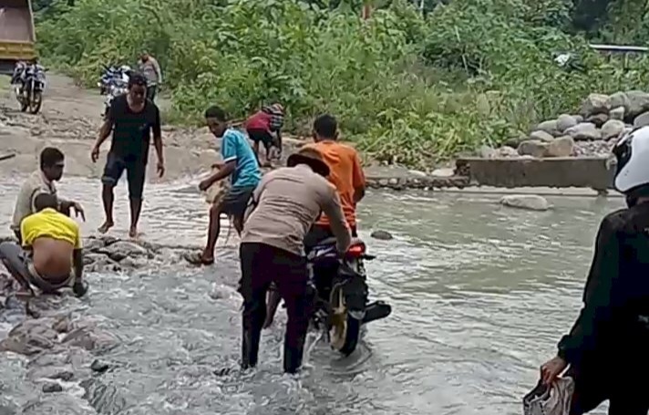 Kapolsek Satarmese, Pimpin Kegiatan Kerja Bakti Perbaiki Jalan Rusak Pasca Hujan Deras