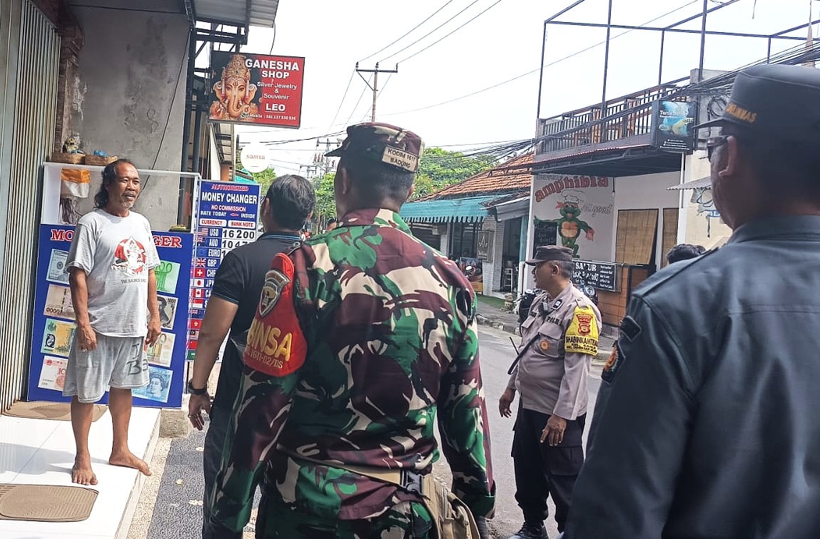 Babinsa bersama Aparat Desa Lakukan Penertiban PKL di atas Trotoar dan Parkir di Badan