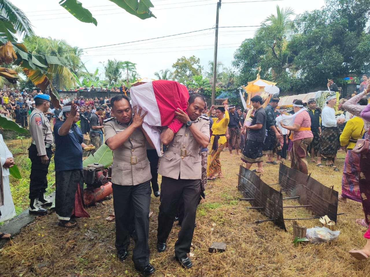 Upacara Pengantaran dan Perabuan Alm. IPTU PURN I Ketut Suartika Digelar Penuh Hormat di Jembrana