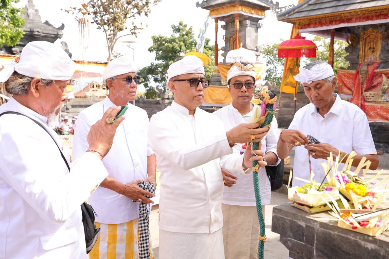 Wali Kota Jaya Negara Hadiri Penyineban Pujawali Pura Dangkahyangan Payogan Agung lan Pura Beji Segara Rupek