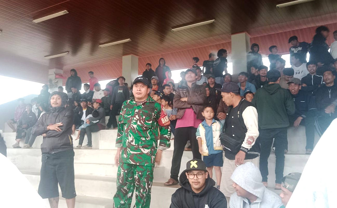 Babinsa Desa Pelaga Pantau Jalannya Turnamen Sepak Bola BIMA NATA CUP II Tahun 2025