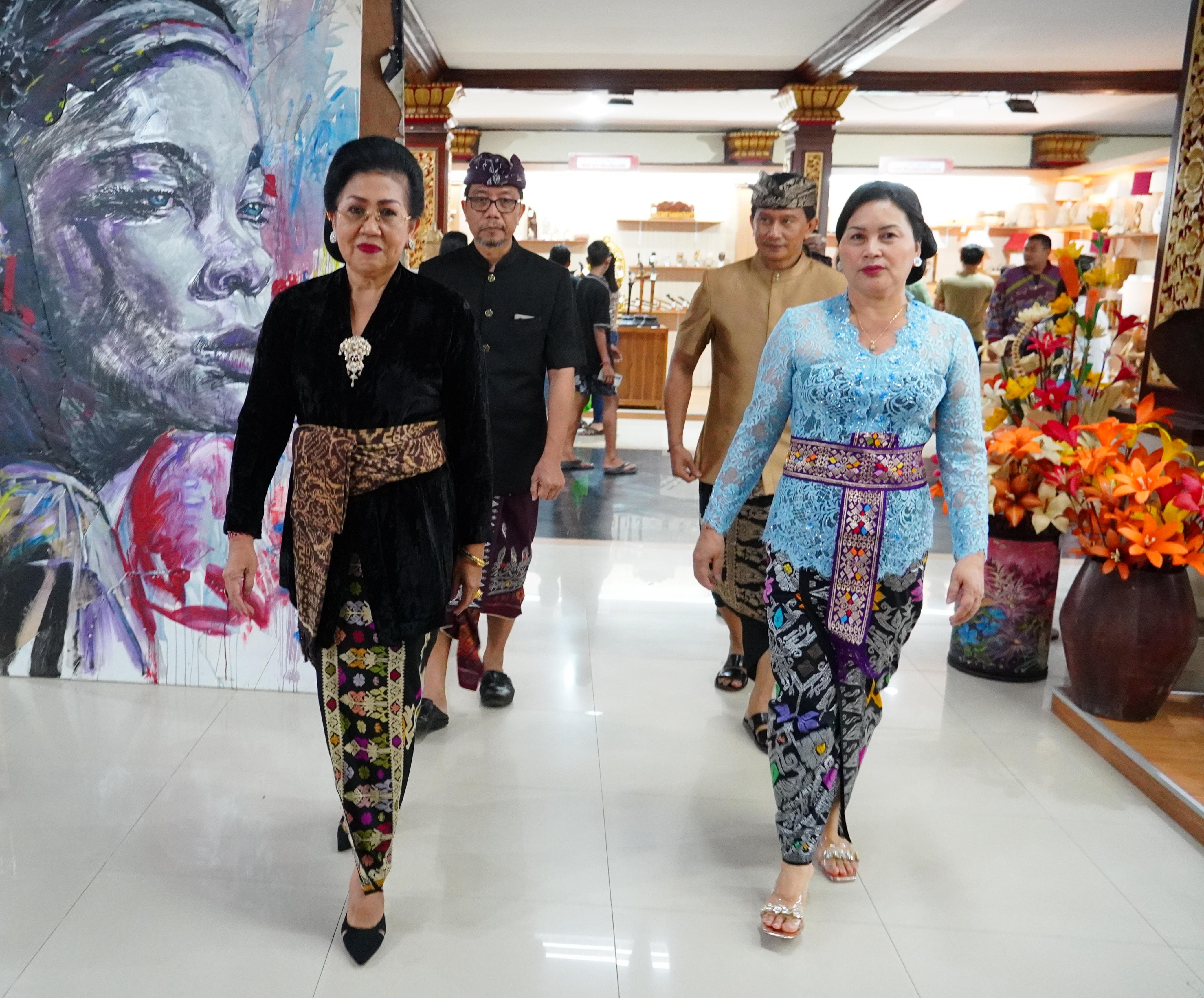 Ibu Putri Koster Hadiri Parade Busana Adat Kota/Kabupaten se-Bali Serangkaian PKB XLVII