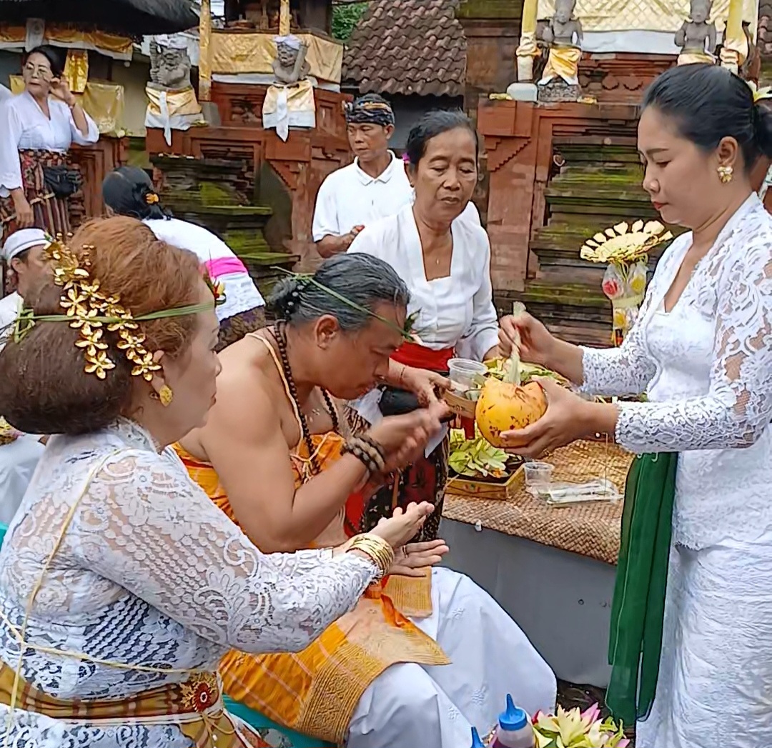 Penglingsir Puri Gerenceng A.A. Ngurah Agung Laksanakan Upacara Pewintenan 