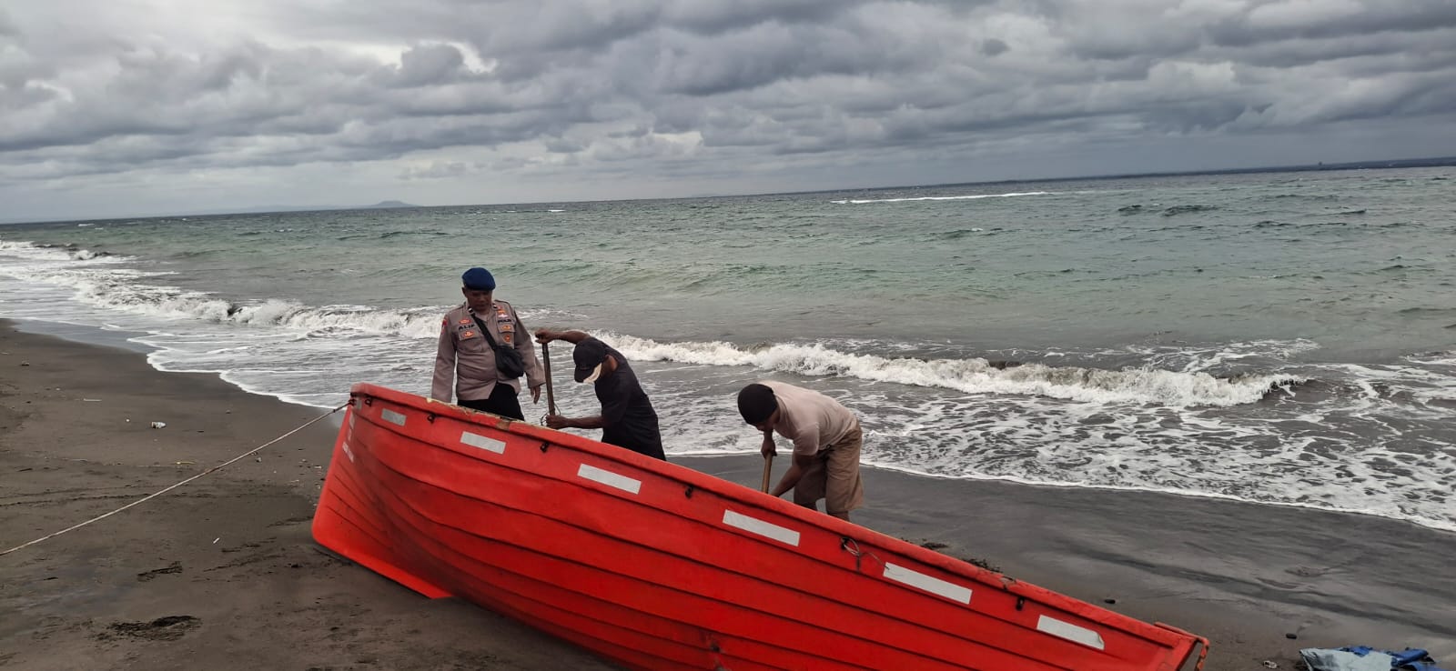 Sekoci KMP Tunu Pratama Jaya Diamankan Sat Polairud Polres Jembrana di Pantai Cekik