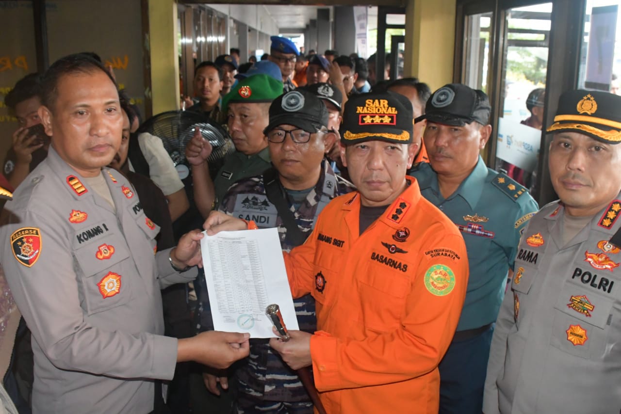Polres Jembrana Turut Andil dalam Penyerahan 21 Korban Selamat KMP Tunu Pratama Jaya di Posko Terpadu Ketapang