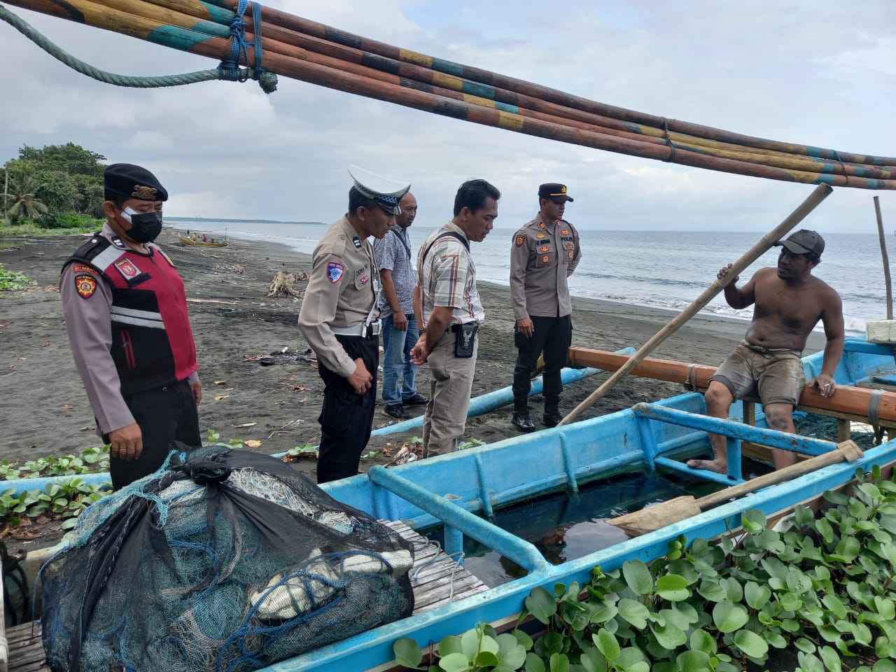 Pasca Tenggelamnya KMP Tunu Pratama Jaya, Polsek Melaya Gelar Patroli dan Monitoring Ketat di Pesisir Pantai