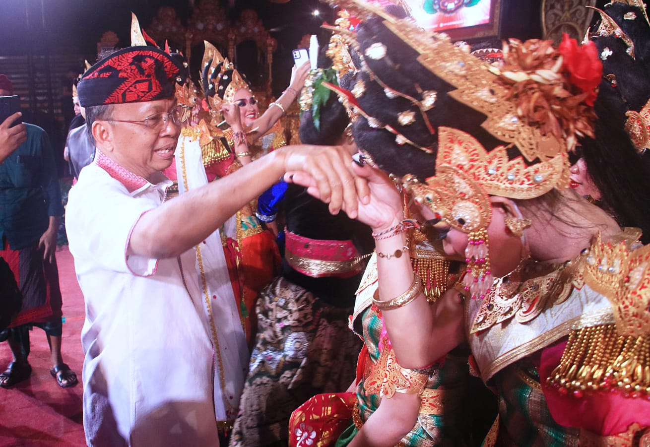 Krama Bali dan Gubernur Koster Tetap Bertahan dibawah Gerimis, Puji Penampilan Gong Kebyar Wanita di PKB XLVII