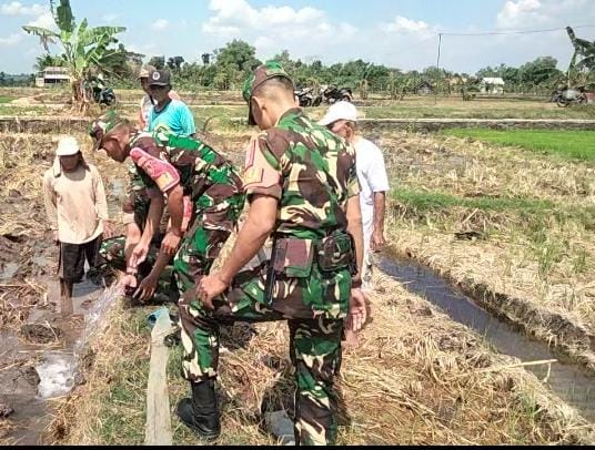 Babinsa Berperan Aktif Awasi Aliran Irigasi Pertanian dari IRPOM