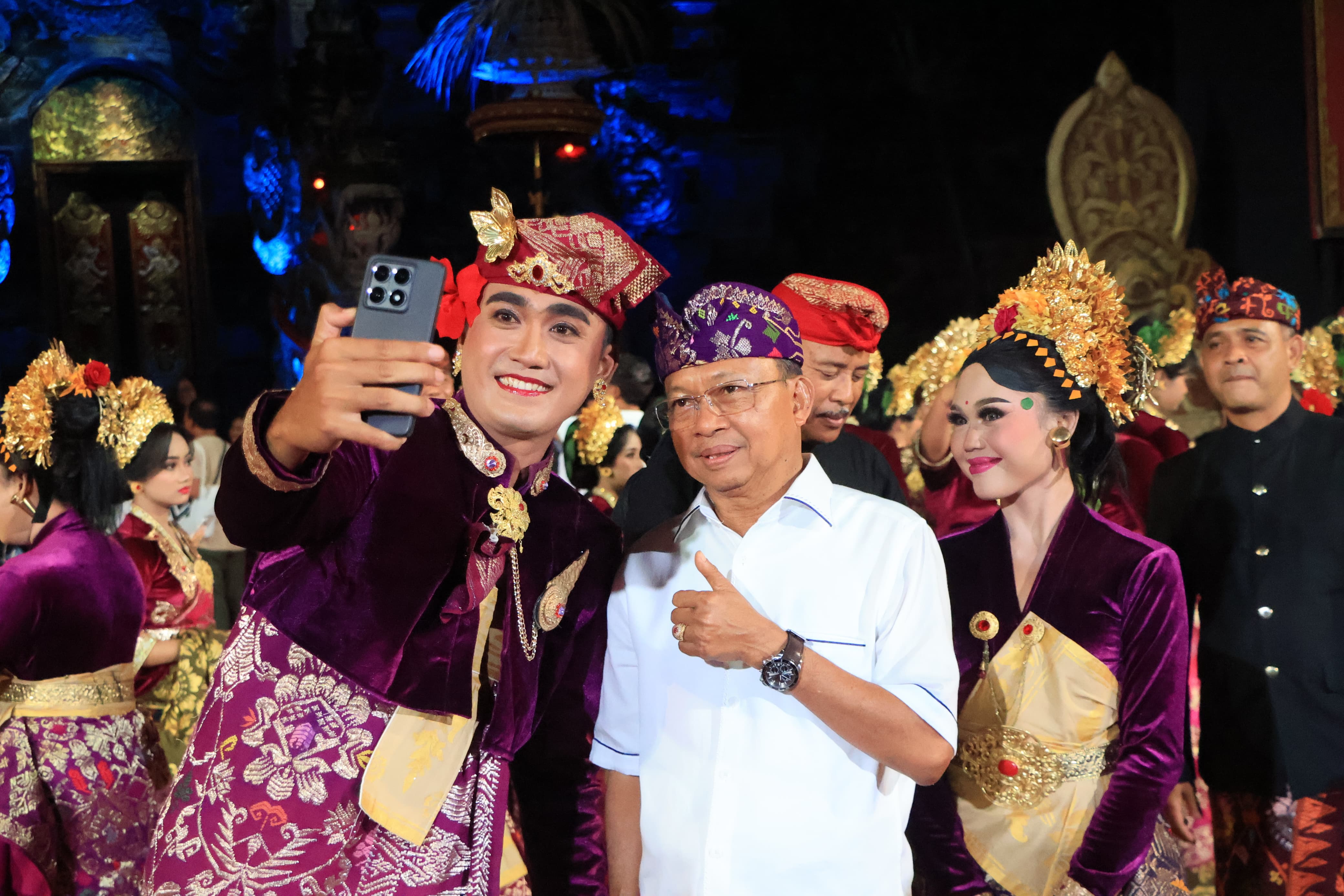 Gubernur Koster Saksikan Parade Gong Kebyar Wanita dan Drama Gong Tradisi di PKB 2025