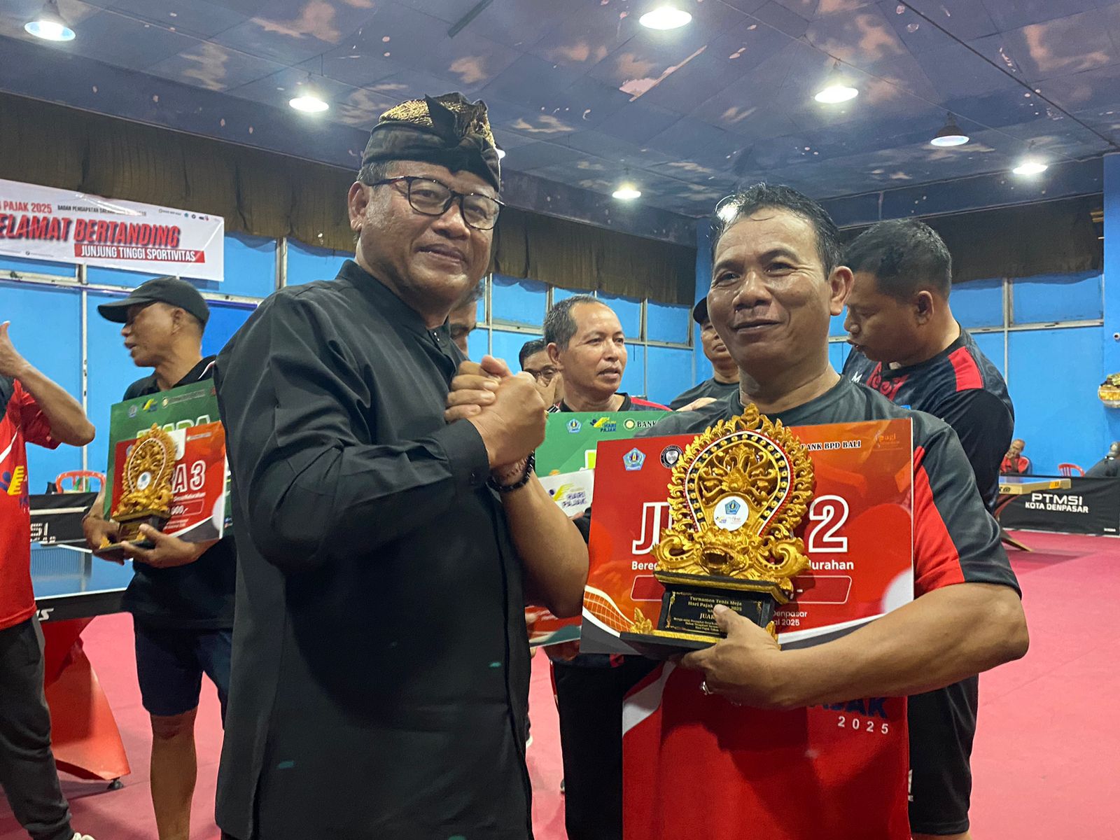 Sekda IB. Alit Wiradana Resmi Tutup dan Serahkan Hadiah Turnamen Tenis Meja Hari Pajak