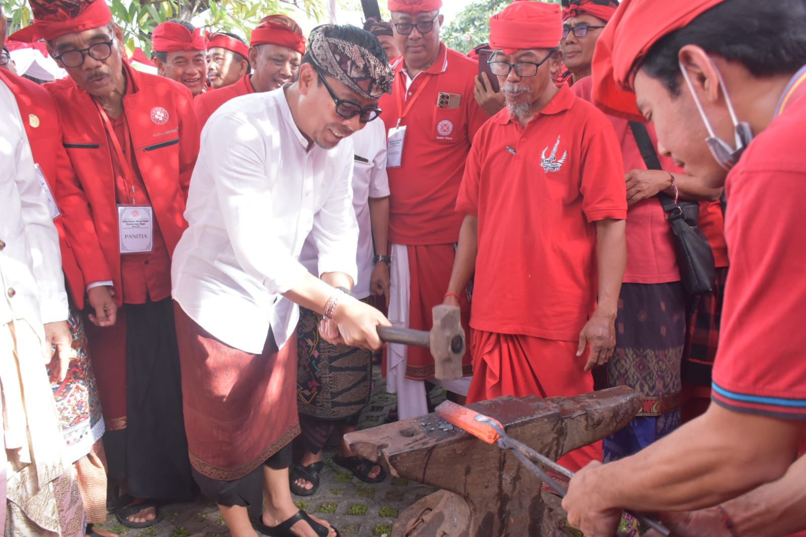 Wawali Arya Wibawa Hadiri Gelar Agung Pasikian Maha Semaya Warga Pande