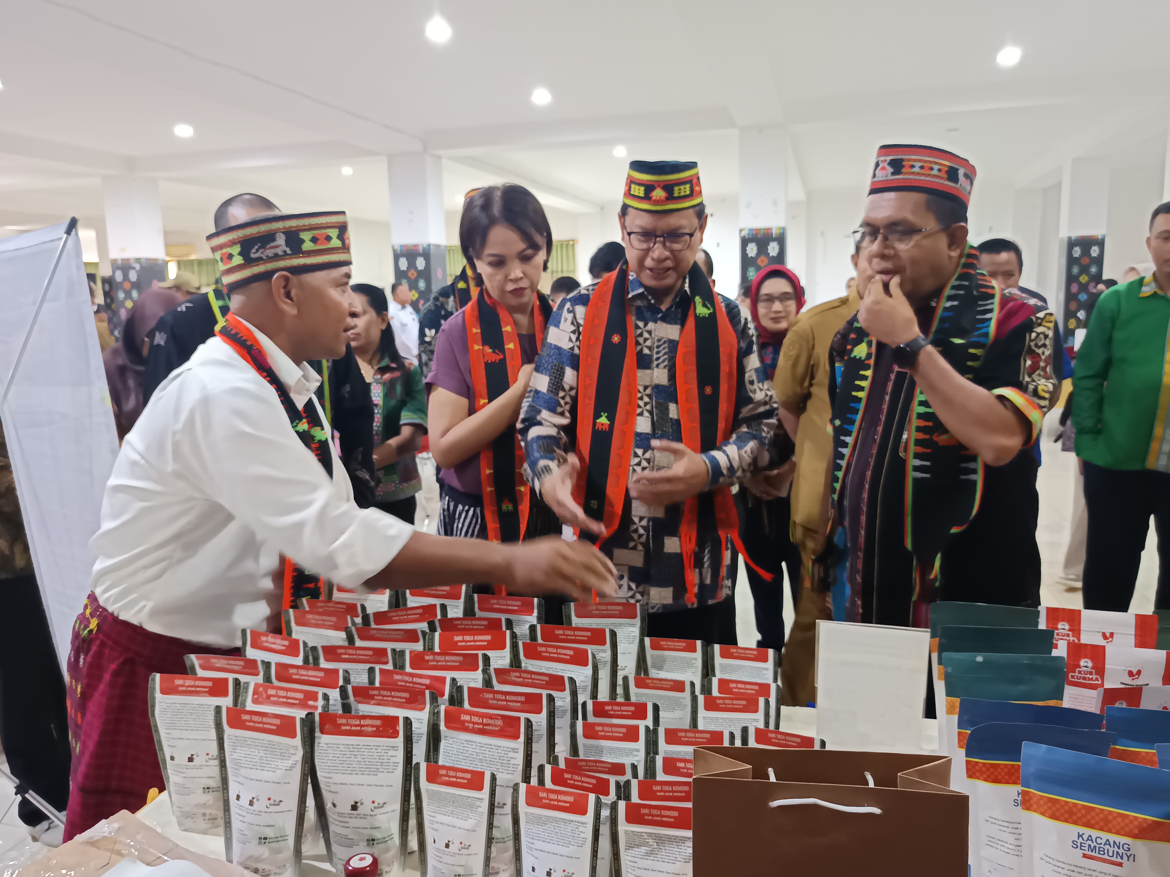 Gubernur NTT Melki Laka Lena, Memperkenalkan Produk Sari Toga Komodo