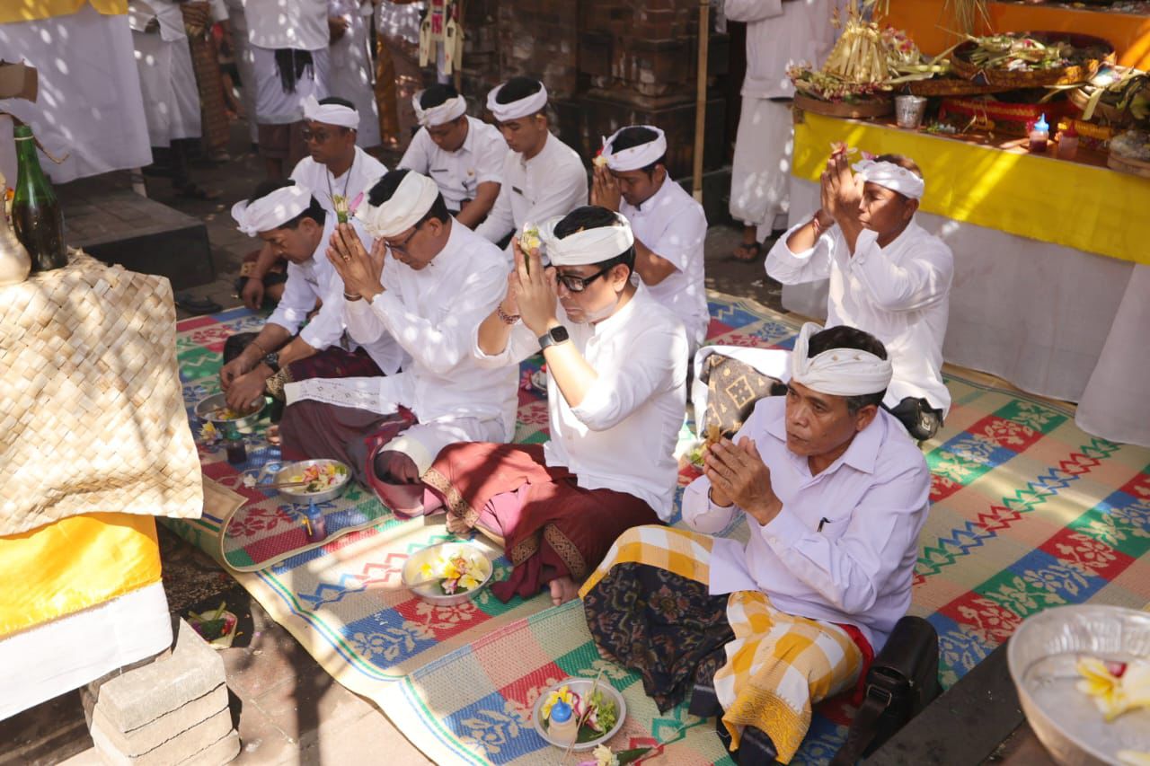 Wawali Arya Wibawa Hadiri Karya Ngenteg Linggih Pura Kahyangan Banjar Sumuh Denpasar