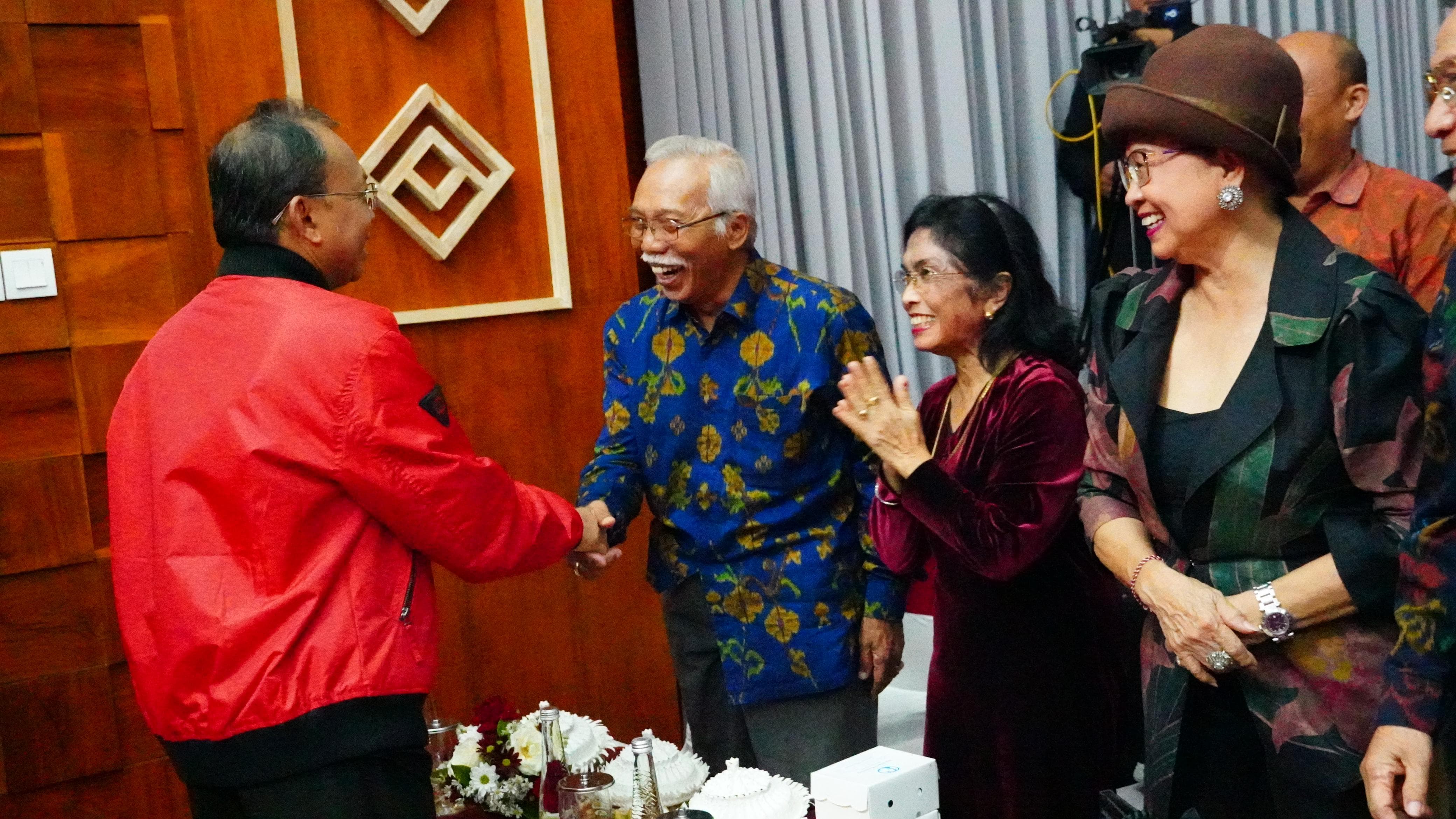 Gubernur Koster Dukung Penuh Teater Modern Bali, Maha Senapati Drona Tampil Memukau di Festival Bali Jani VII