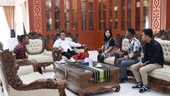 Gubernur NTT Temui Baim, Mantan PMI yang Dibebaskan dari Penjara Malaysia