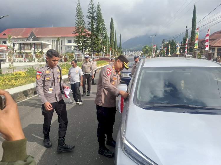 Kapolres Manggarai Bagikan Bendera kepada Pengendara yang Melintas di Depan Mako Polres Manggarai 