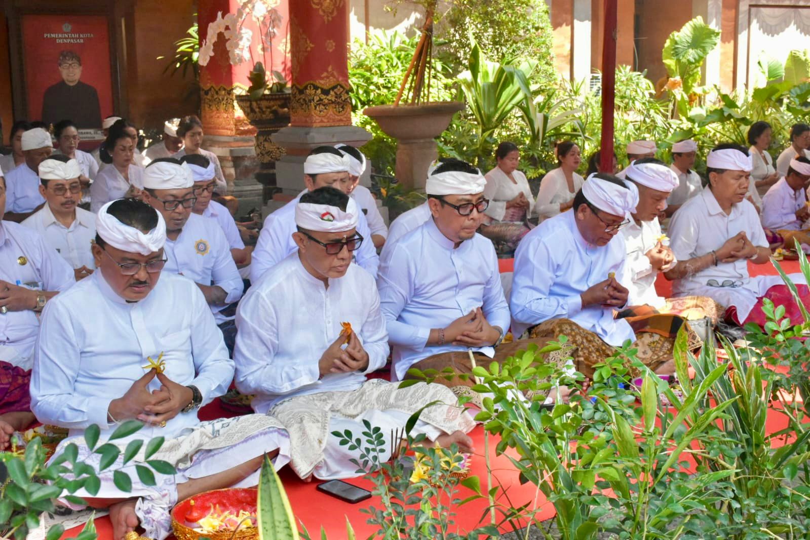 Jajaran Pemkot Ngaturang Bhakti Pujawali di Pura Praja Nata Kantor Wali Kota Denpasar