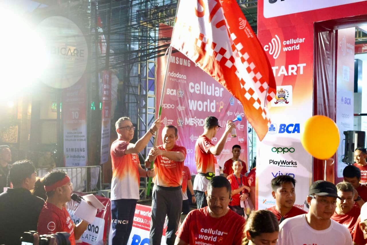 Wali Kota Jaya Negara Didampingi Wawali Arya Wibawa Lepas Peserta “Cellular World Merdeka Run 2025”